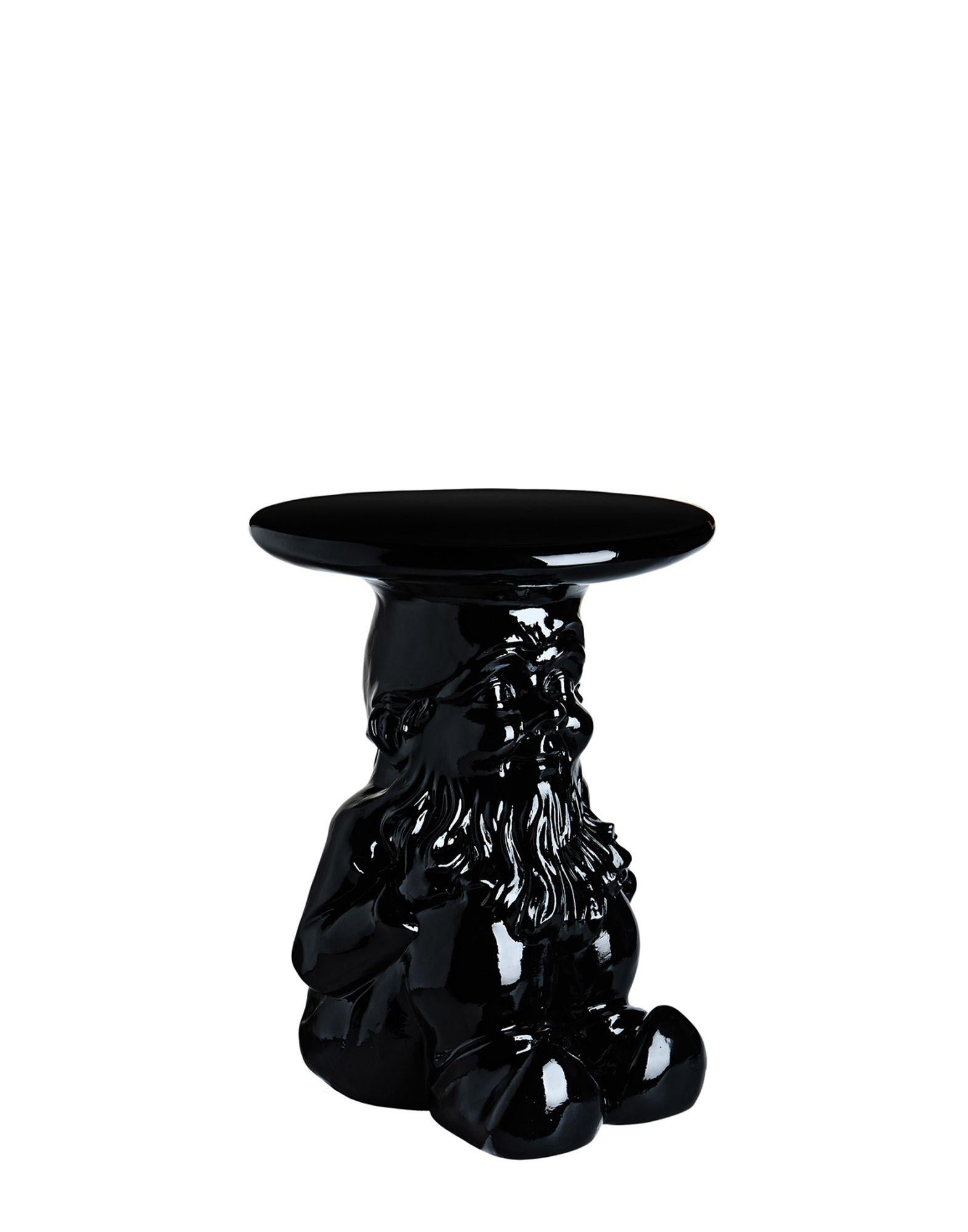 Napoleon table-stool, is charismatic personalities of striking originality and anti-conformism. Stools and tables which are cute and humorous but with one eye on functionality, thought up to furnish every setting imaginable. The gnome hats, in fact,