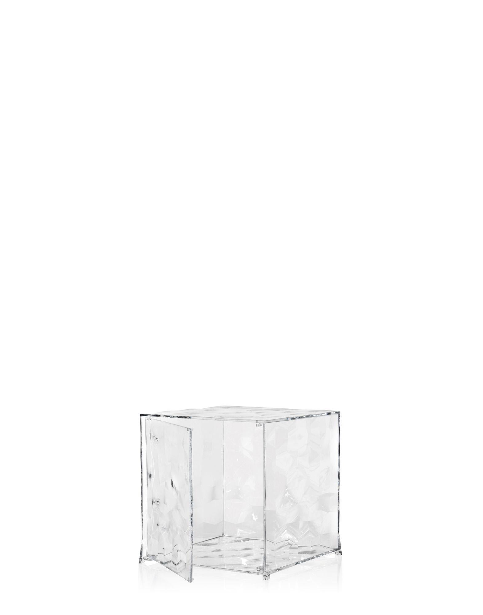 Optic is a container cube which comes in two versions: closed with a door or with one open side. Its surface is strikingly decorated with square based transparent or mirrored pyramids, slightly in relief, which create a strong visual impact. Optic