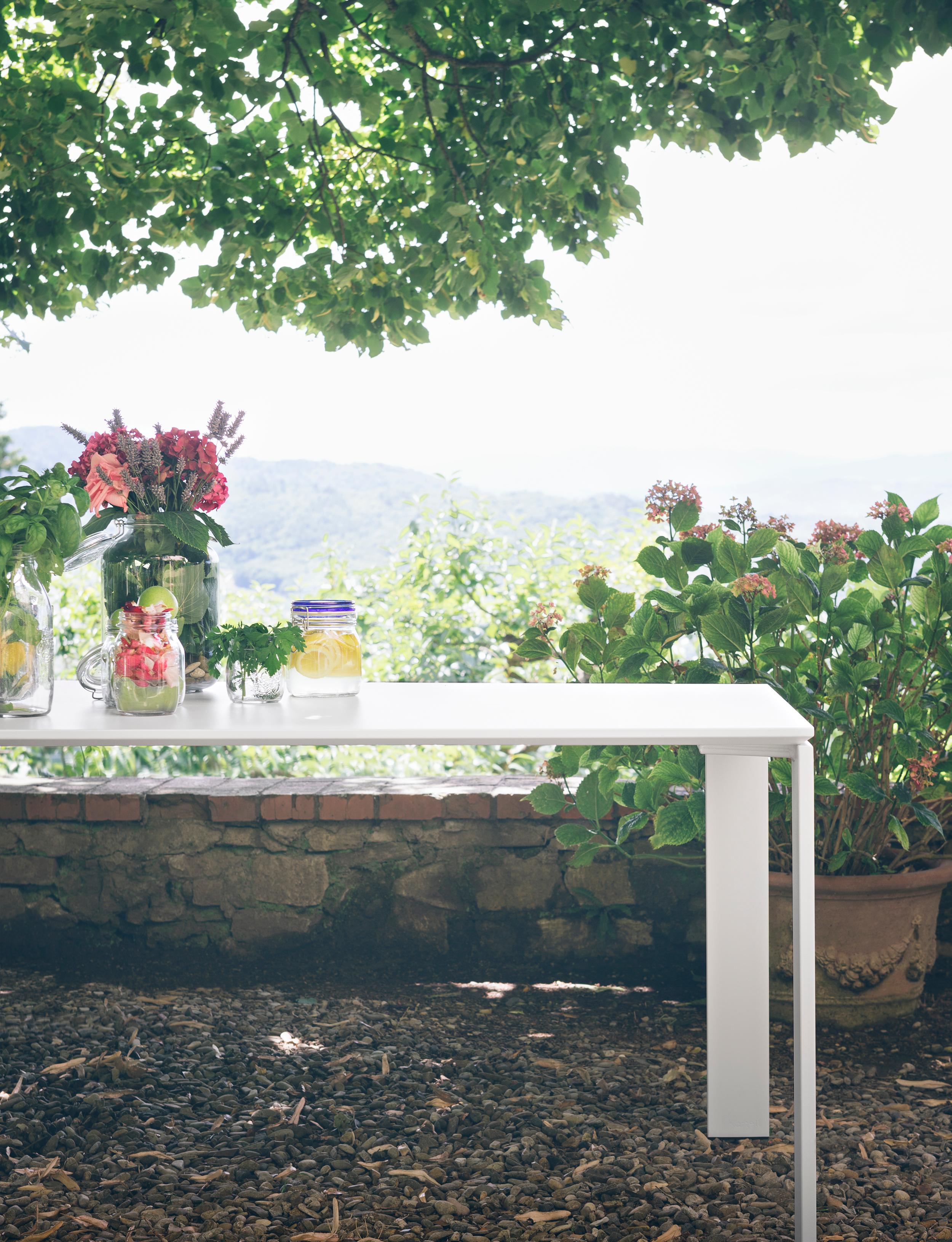 italien Quatre tables d'extérieur Kartell en blanc par Ferruccio Laviani en vente