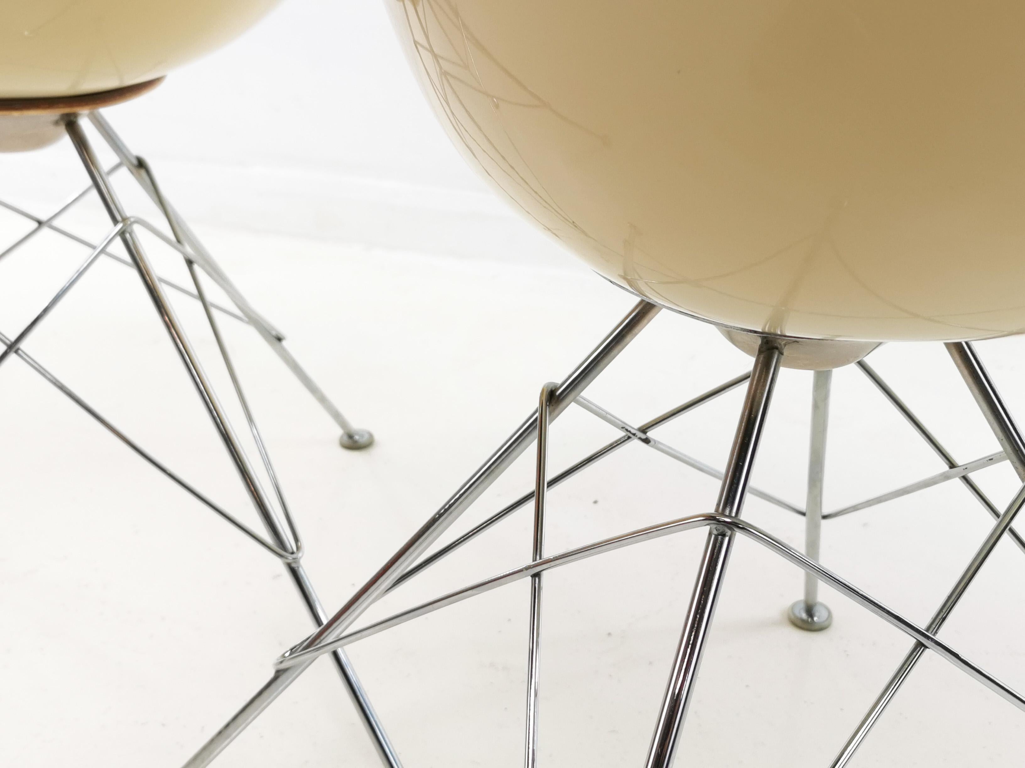EroS-Stühle 

Ein Paar EroS-Stühle aus cremefarbenem Lucite und verchromtem Draht, entworfen vom italienischen Designer Philippe Starck und hergestellt für Kartell in den 1980er Jahren.

Das Gestell aus Stahldraht wirkt vor allem durch die