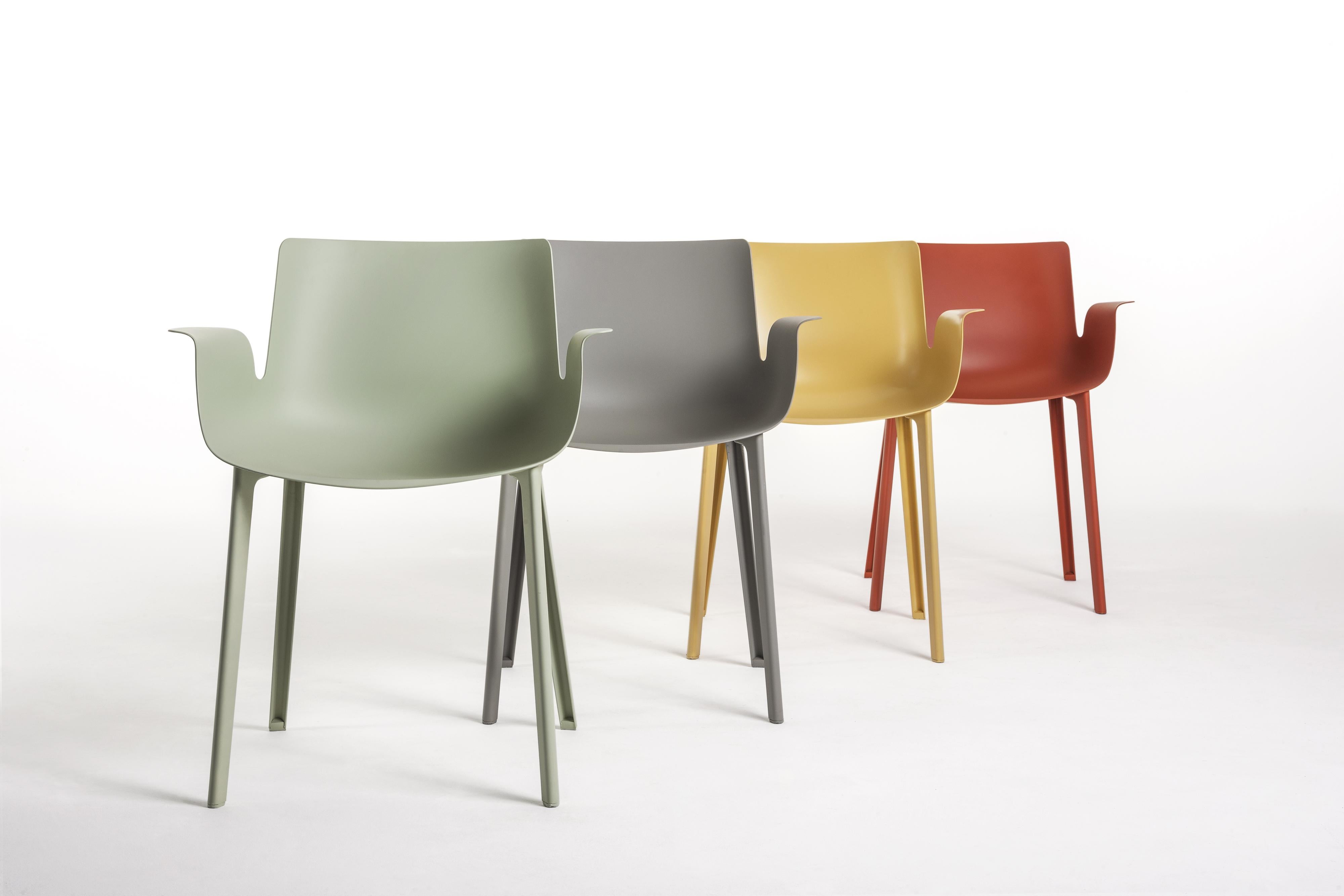 2016 saw the completion of the “Piuma” project by Piero Lissoni. The chair is one of the most revolutionary and enterprising products in Kartell’s repertoire of technology and materials. By applying its injection molding techniques in a
