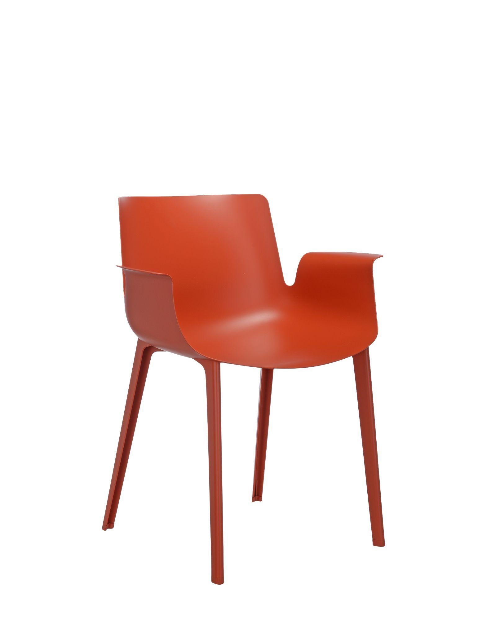 2016 saw the completion of the “Piuma” project by Piero Lissoni. The chair is one of the most revolutionary and enterprising products in Kartell’s repertoire of technology and materials. By applying its injection molding techniques in a