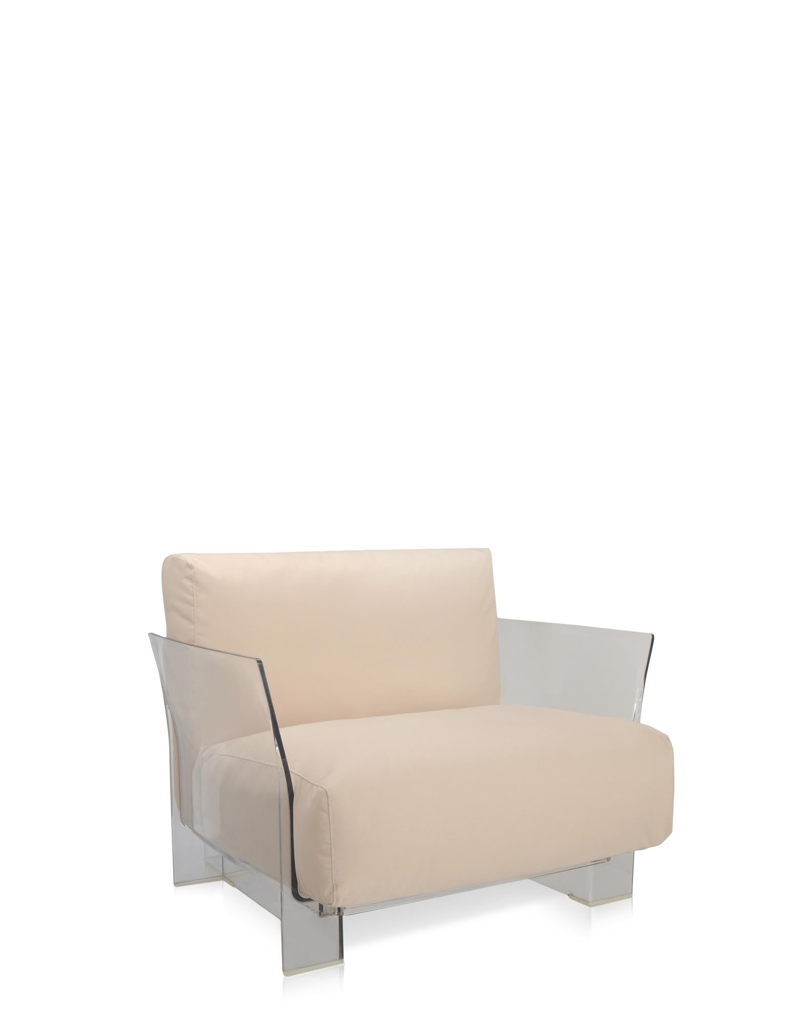 Pop outdoor ist das modulare Sofa mit flüchtigen Profilen, das sich durch große Sitz- und Rückenkissen auszeichnet, die es weich und bequem machen. Es wird mit Stoffen hergestellt, die speziell für den Außenbereich konzipiert wurden. 
Die