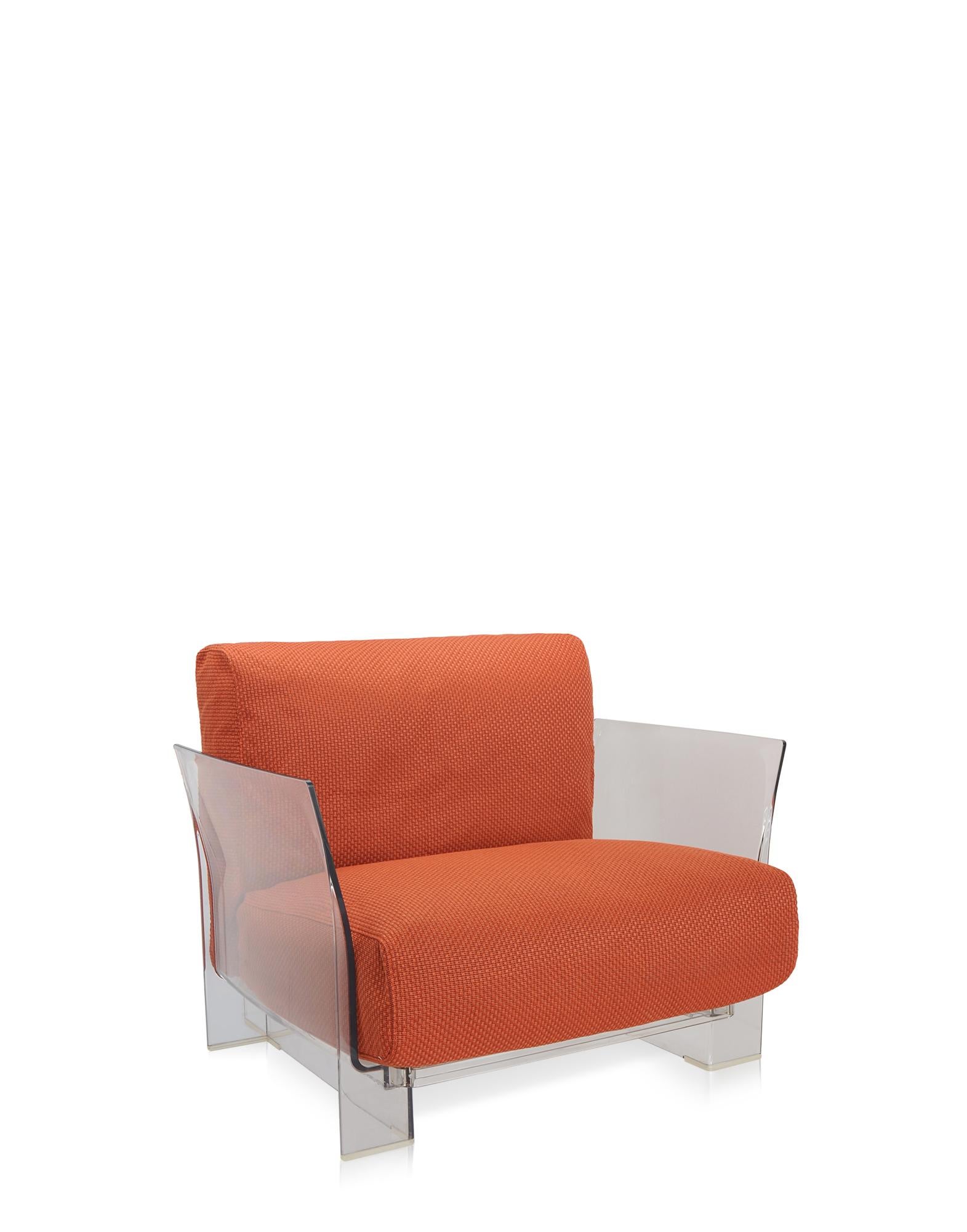 Pop outdoor ist das modulare Sofa mit flüchtigen Profilen, das sich durch große Sitz- und Rückenkissen auszeichnet, die es weich und bequem machen und aus Stoffen bestehen, die speziell für den Außenbereich konzipiert wurden. 
Die Pop-Kollektion