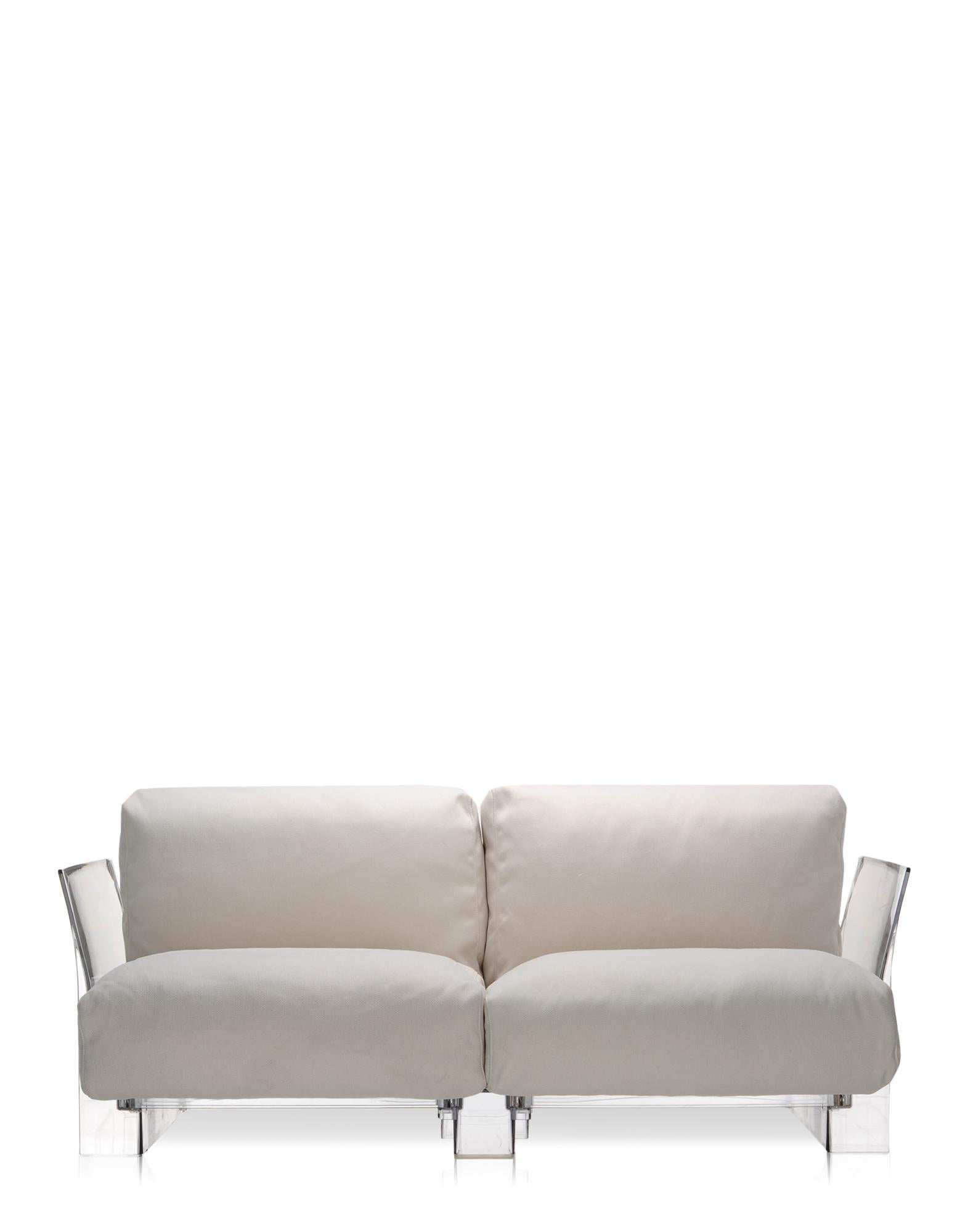 Pop outdoor est le canapé modulaire aux profils évanescents caractérisés par de grands coussins d'assise et de dossier qui le rendent doux et confortable, fabriqué avec des tissus conçus spécialement pour une utilisation extérieure. 
La collection