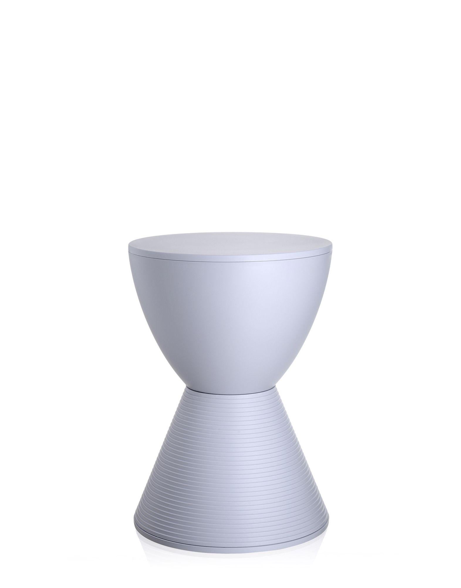Imaginé comme un jeu de construction coloré, le tabouret Prince Aha est composé de deux cônes pour ressembler à la forme d'un sablier. Un accessoire amusant et coloré, un tabouret pratique et un support à placer à côté du canapé ou du lit. Les