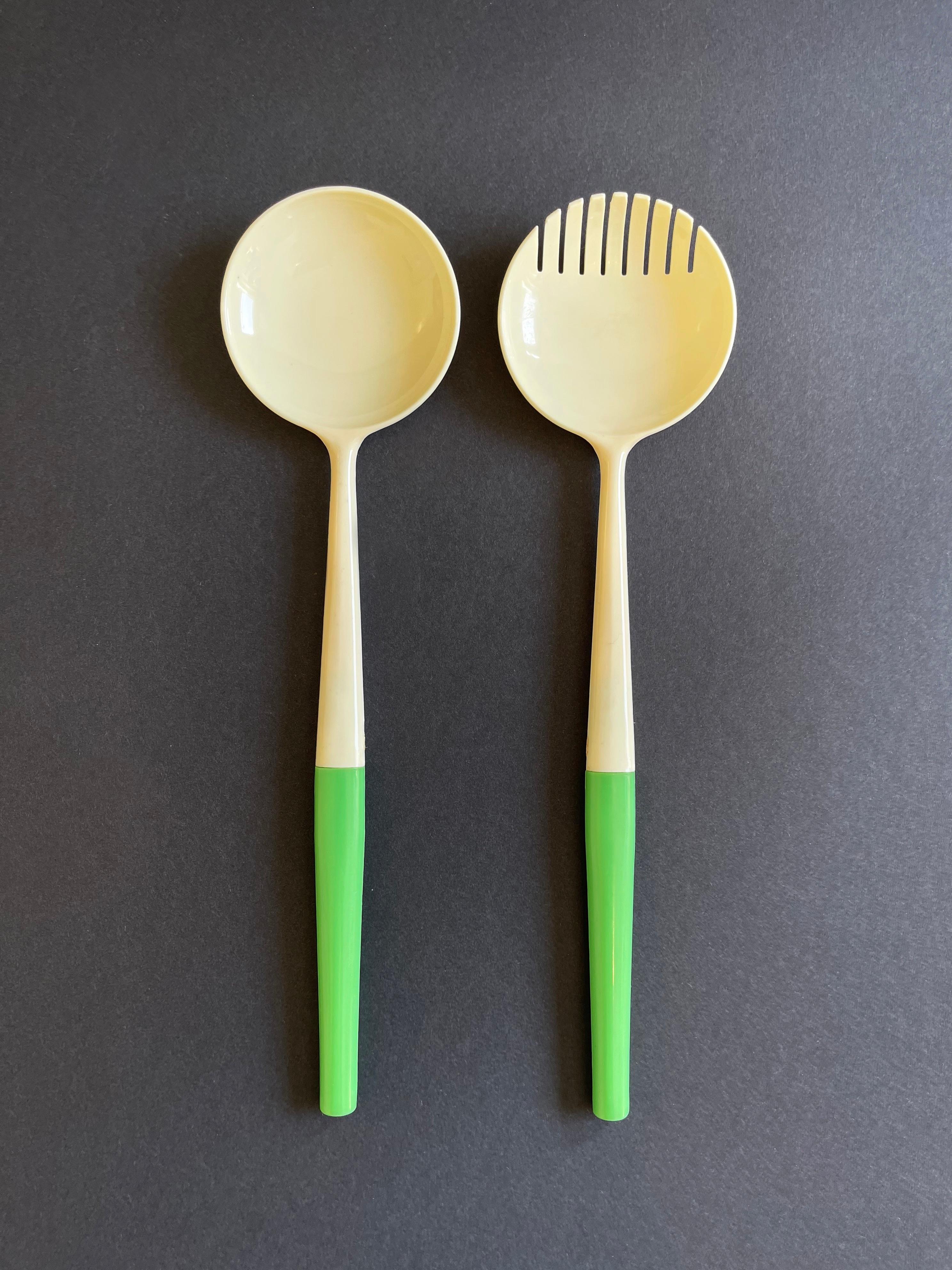 Absolute rare collectors item by Kartell Samco, Italy: this very set of salad cutlery comes in a cream with pistachio green handles!
Designed in 1958 amongst other household items by Gino Colombini, this set is also attributed to him.
Model number