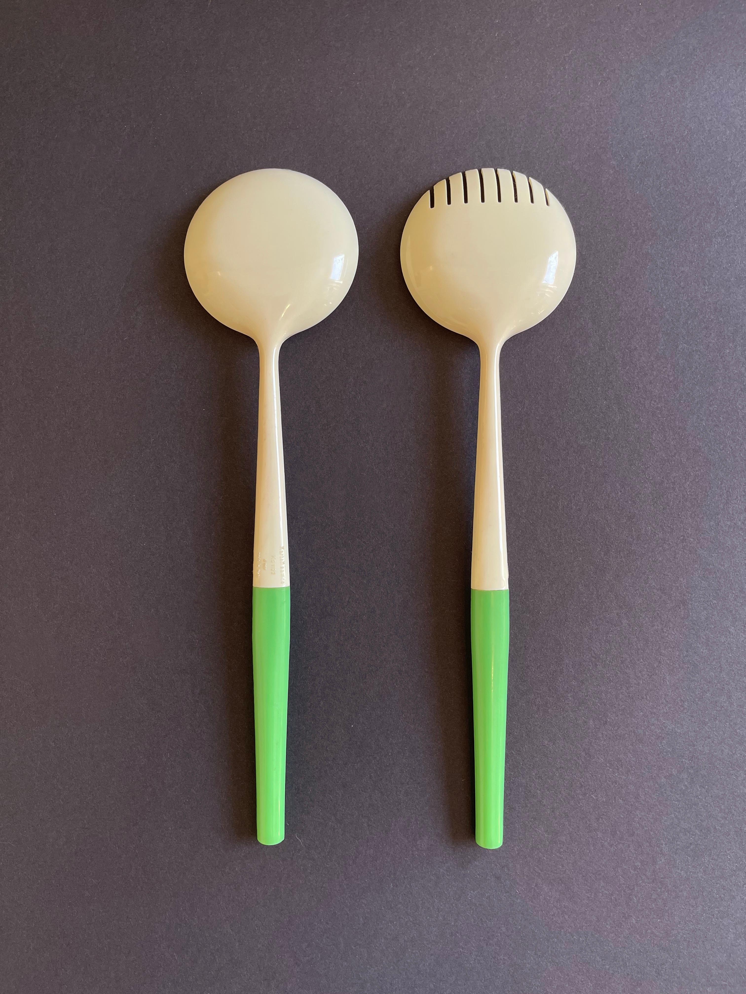 Cuchara y tenedor de ensalada Kartell Casalinghi, 1958 Diseño, Gino Colombini, Milán, Italia Moderno de mediados de siglo
