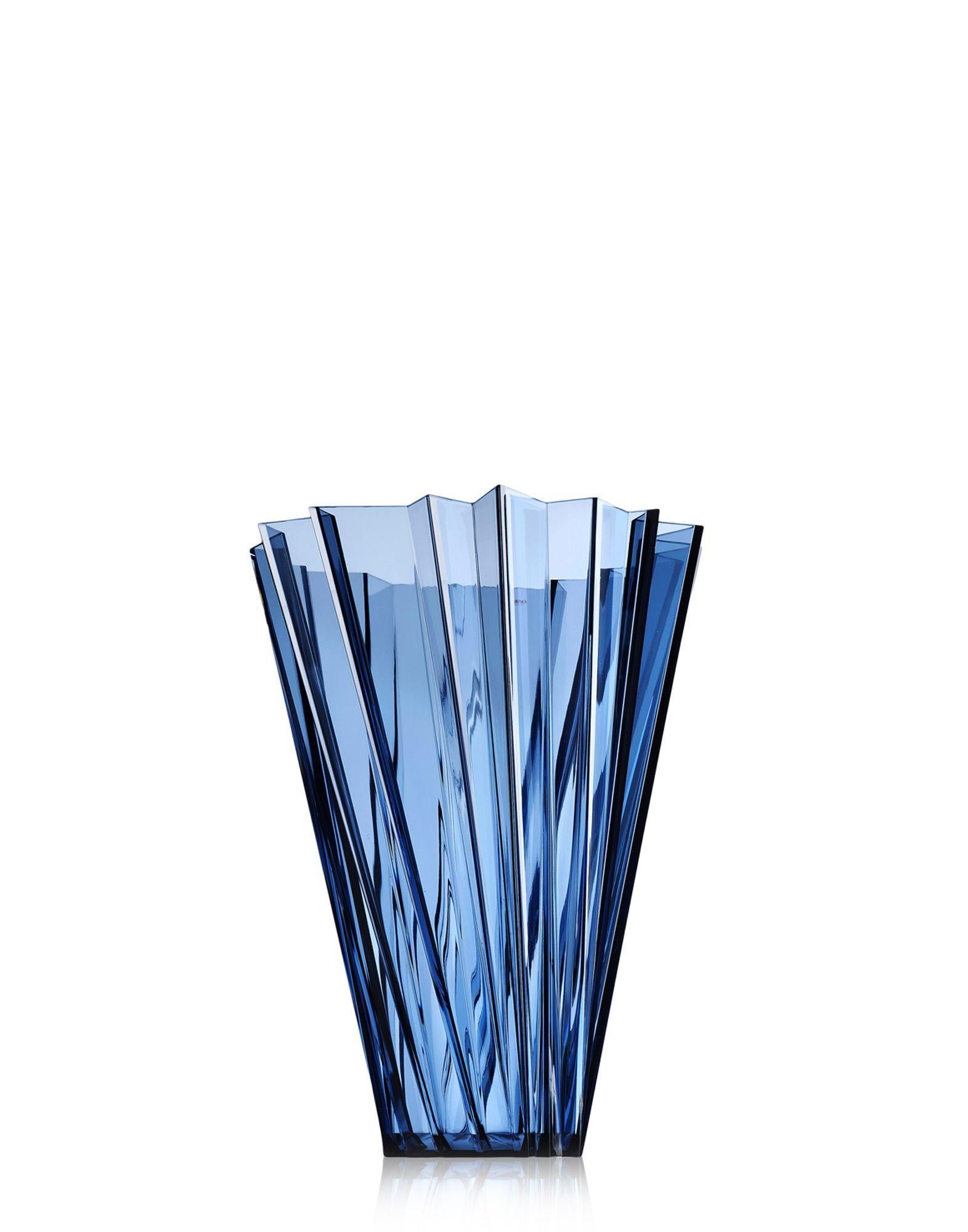 A multi-faceted vase widening from the base to the top in a swirling motion. Shanghai is like refracted light radiating from prism-like crystals with an alternating play of flashes and shadows, creating irregular geometric forms.

Available in