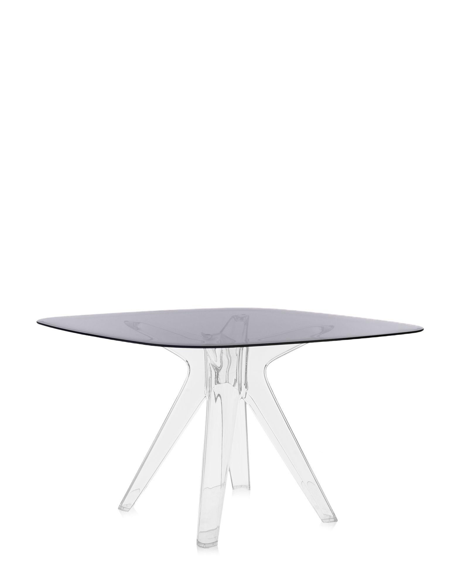 Kartell lifestyle enhances the living room with Philippe Starck’s Blast, a coffee table square with rounded corners and clear bases and tops. The design is a development of the Sir Gio table. The central core of the base is