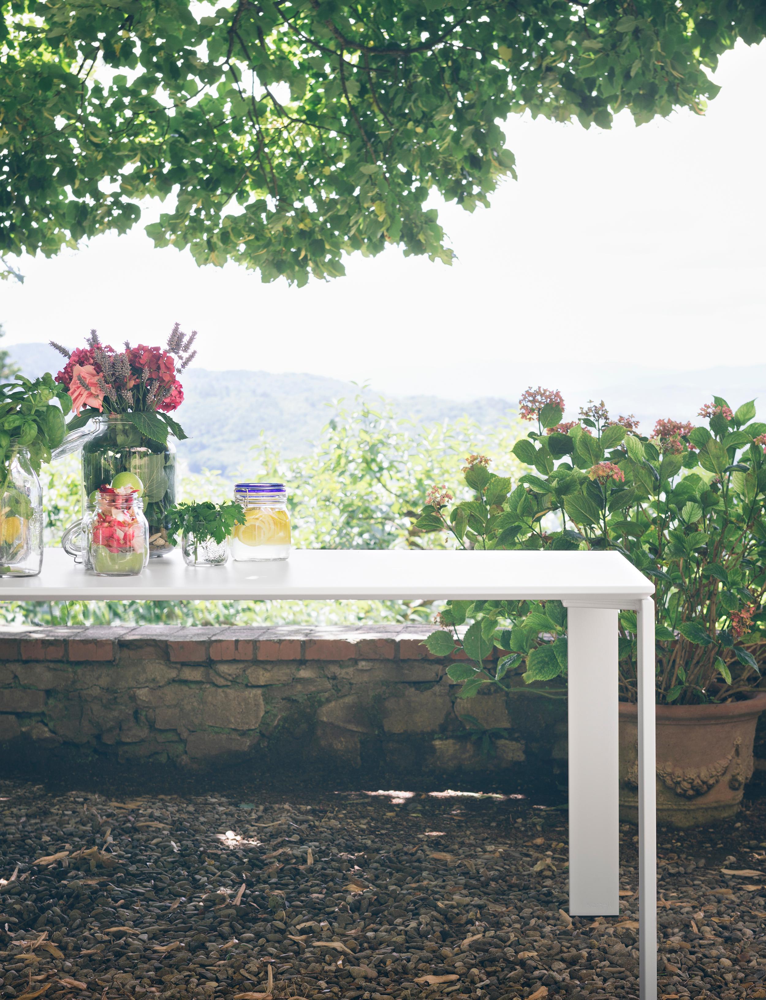 italien Petite table Kartell à quatre pieds blanche en blanc de Ferruccio Laviani en vente