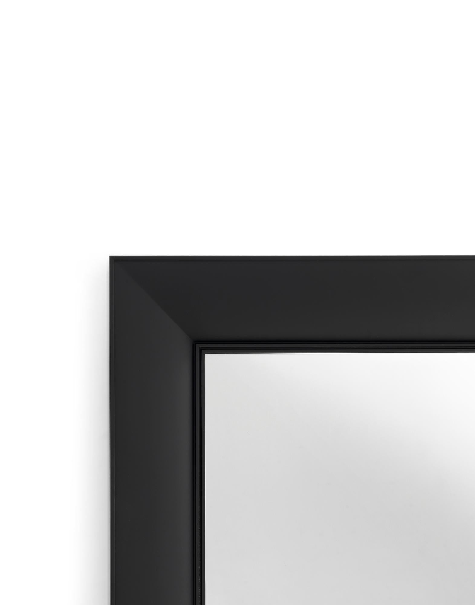 Une série de miroirs muraux rectangulaires bidimensionnels qui évoquent des cadres en cristal fraisé. Les cadres sont en polycarbonate transparent ou coloré avec des sections d'ailes de mouettes et peuvent être suspendus horizontalement ou