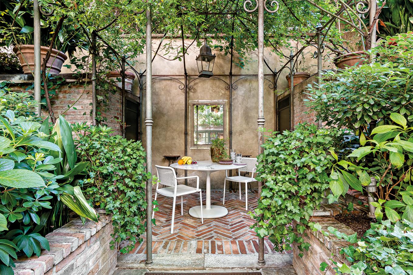 Italiano Kartell Specchio rettangolare piccolo Francois Ghost in bianco opaco di Philippe Starck in vendita