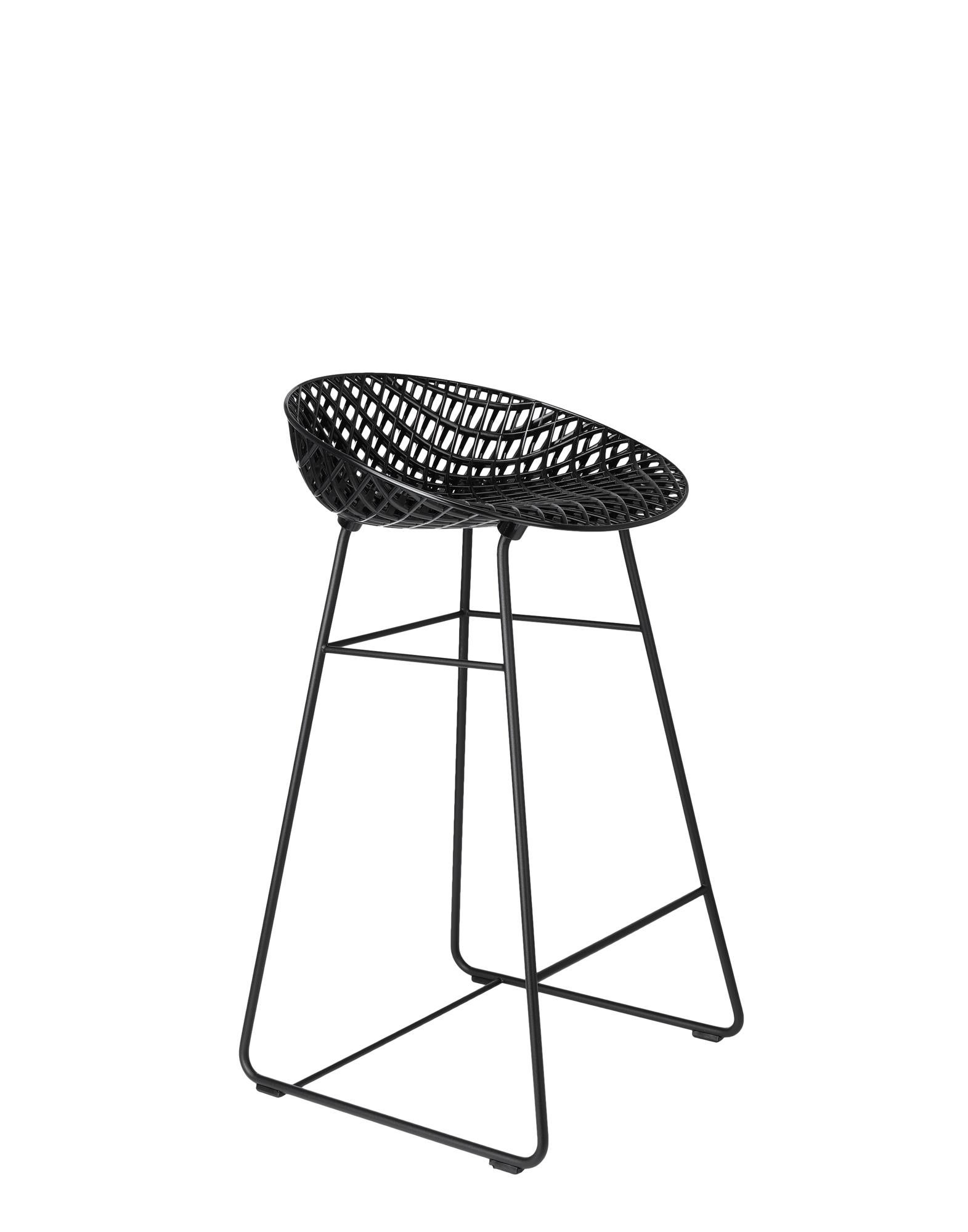 The Smatrik stool joins the family of seats created by Tokujin Yoshioka and is crafted using a mould which enables the recreation of a 3D net that overlaps and crosses over.Thanks to a special injection technology, the layers of transparent or