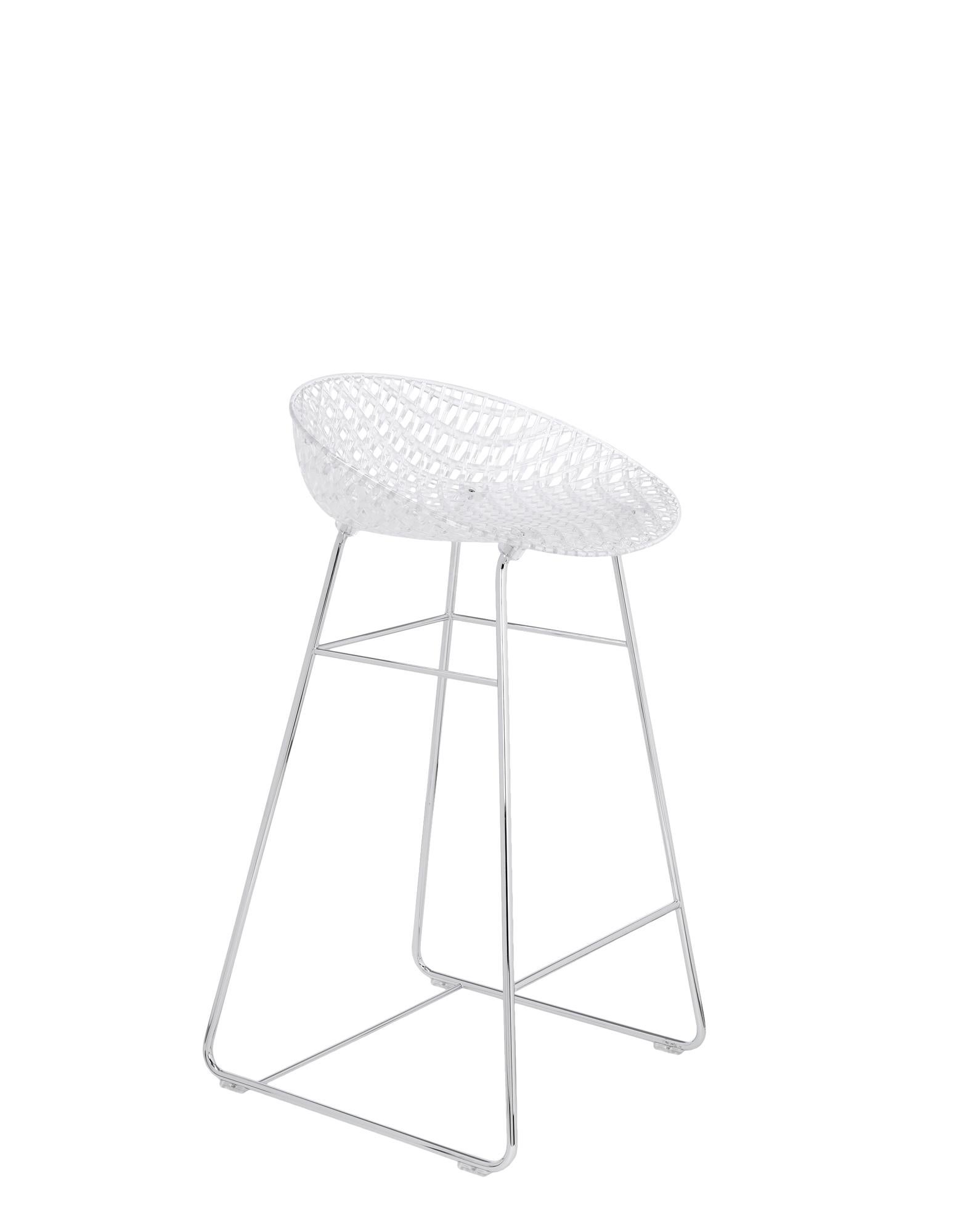 The Smatrik stool joins the family of seats created by Tokujin Yoshioka and is crafted using a mould which enables the recreation of a 3D net that overlaps and crosses over.Thanks to a special injection technology, the layers of transparent or