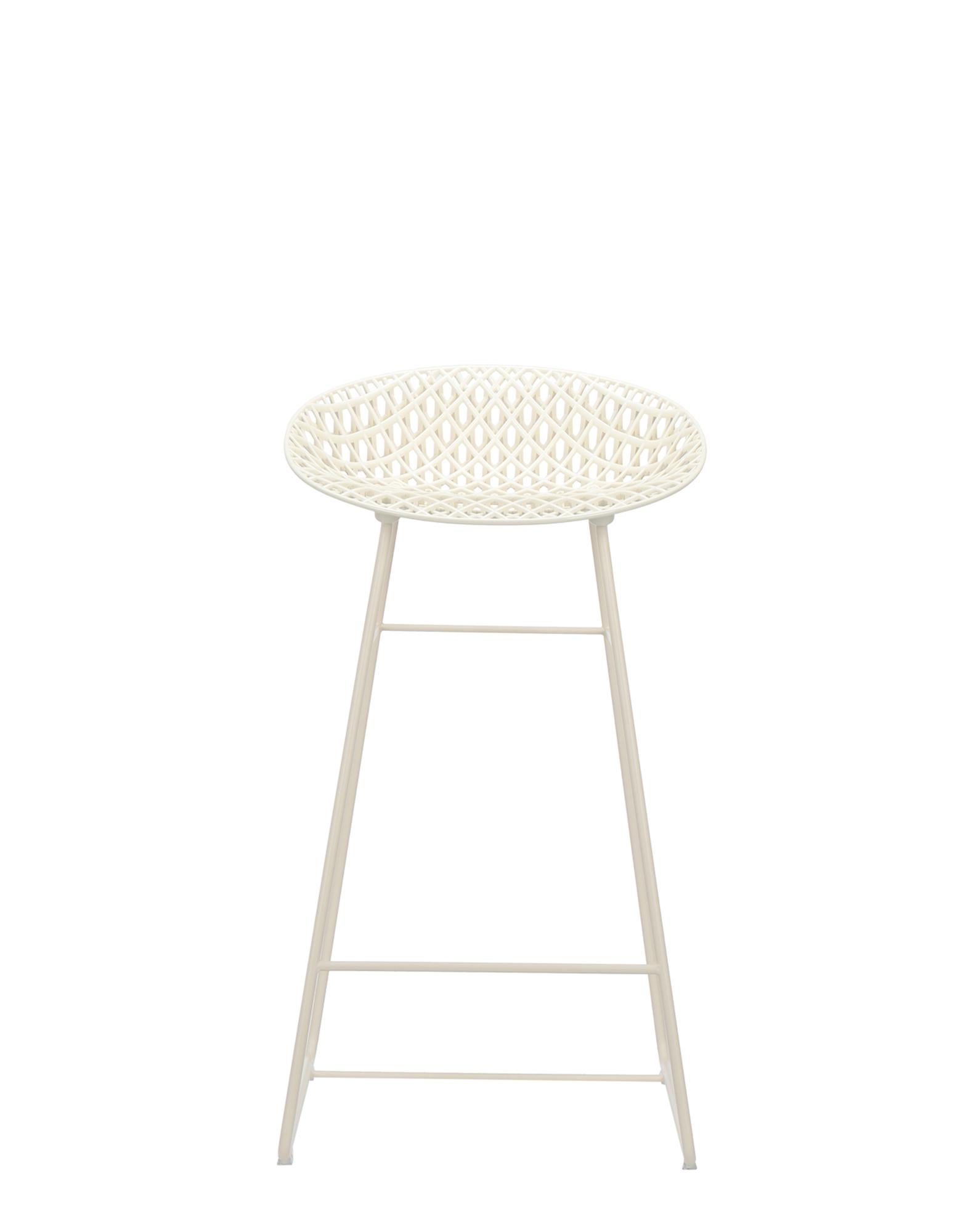 The Smatrik stool joins the family of seats created by Tokujin Yoshioka and is crafted using a mould which enables the recreation of a 3D net that overlaps and crosses over.Thanks to a special injection technology, the layers of transparent or