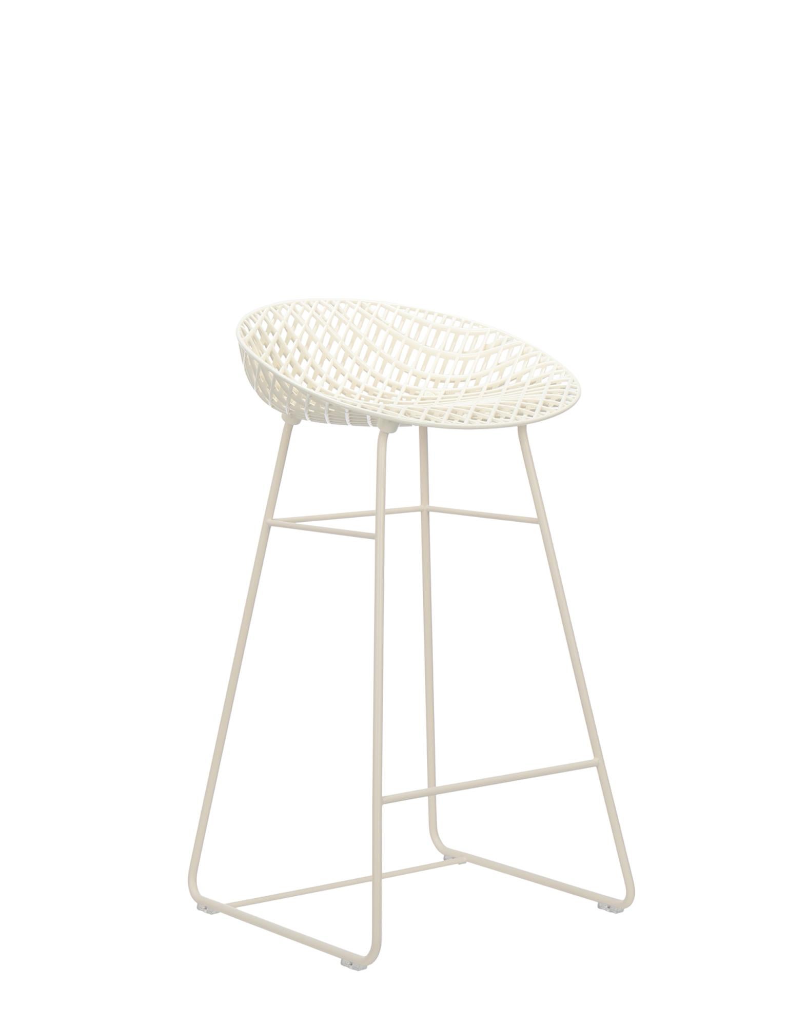 The Smatrik stool joins the family of seats created by Tokujin Yoshioka and is crafted using a mould which enables the recreation of a 3D net that overlaps and crosses over.Thanks to a special injection technology, the layers of transparent or
