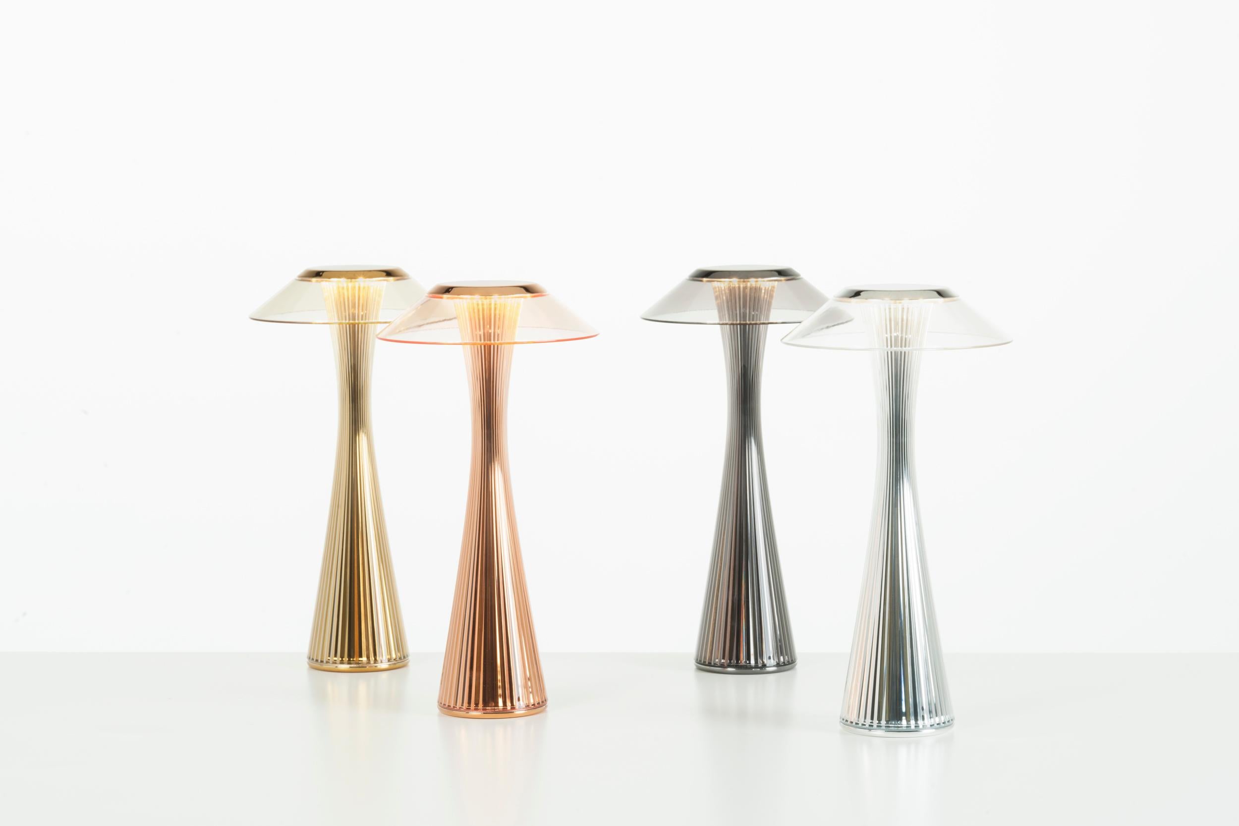 Une lampe de table en plastique transparent de forme allongée : la Silhouette rappelle les formes de la Space Needle, la tour qui a rendu célèbre la ligne d'horizon de Seattle. 