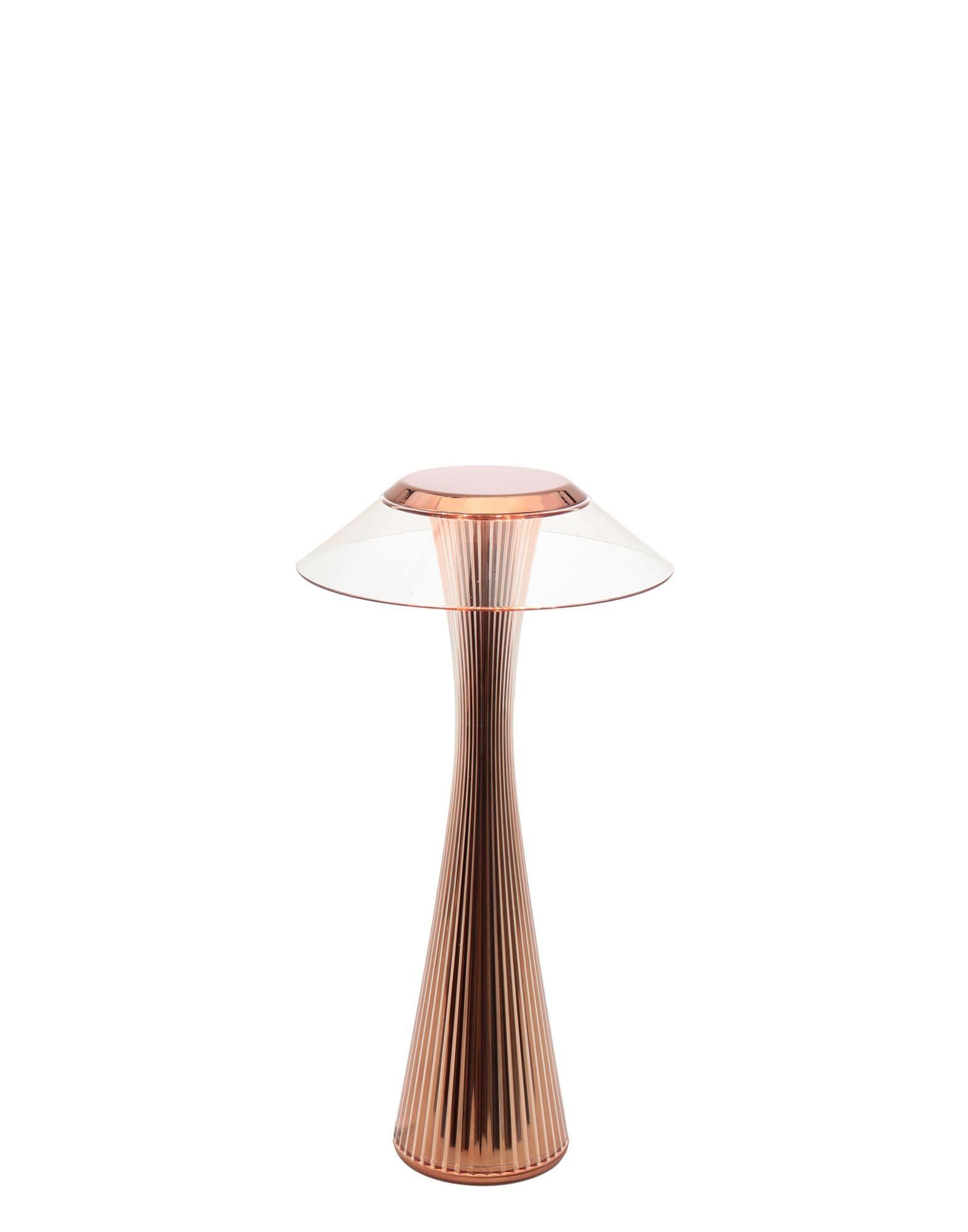 A table lamp made of transparent plastic with an elongated shape: the silhouette recalls the shapes of the Space Needle, the tower that made the Seattle skyline famous. “In designing the ‘Space’ Lamp, we drew inspiration from the futuristic spirit