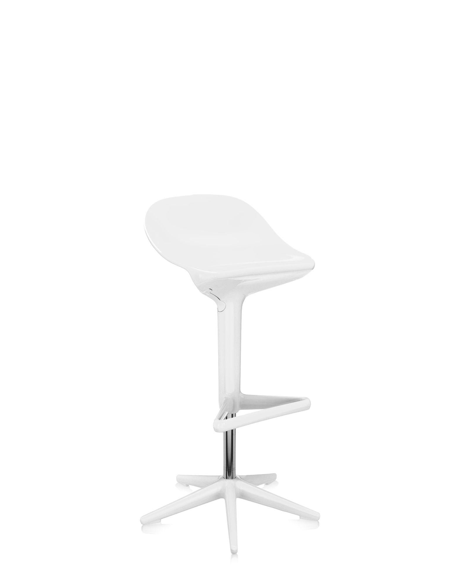 An original stool whose shape is as elastic in appearance as it is in function. The innovation of Spoon consists mainly in attaching the seat to a central support with a specially reinforced curve to guarantee flexibility and comfort. Furthermore,