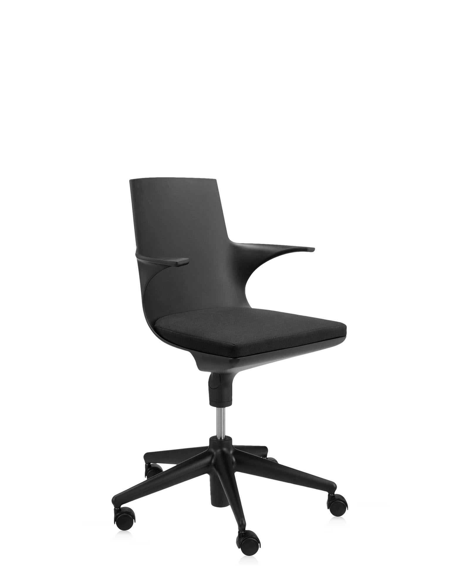 A monoshell light office chair on castors, spoon chair is the result of a totally avant-garde production process. The innovative dual-component injection moulding technology used to produce this chair creates a “layered” product. Two different