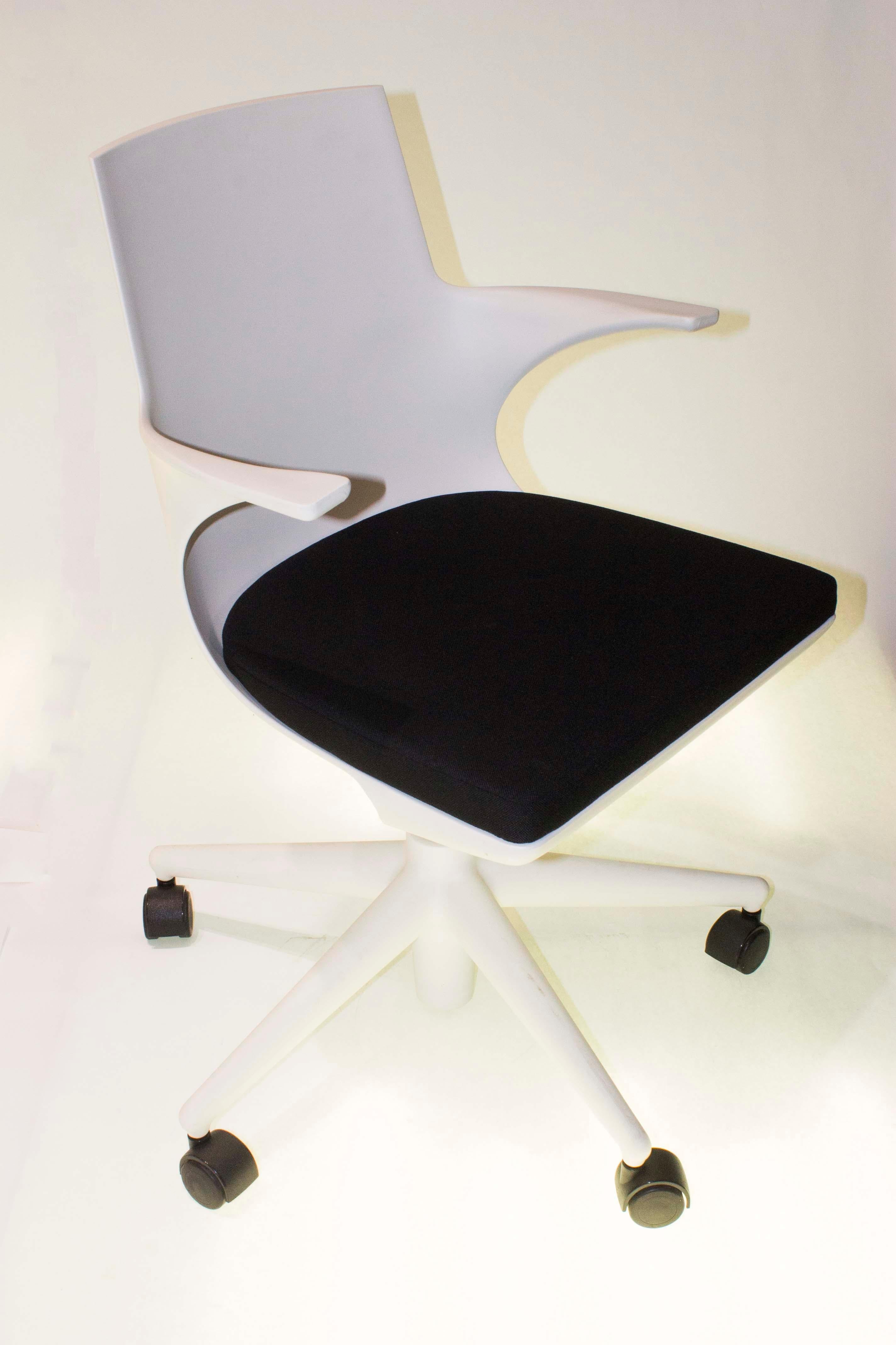 A monoshell light office chair on castors, spoon chair is the result of a totally avant-garde production process. The innovative dual-component injection moulding technology used to produce this chair creates a “layered” product. Two different