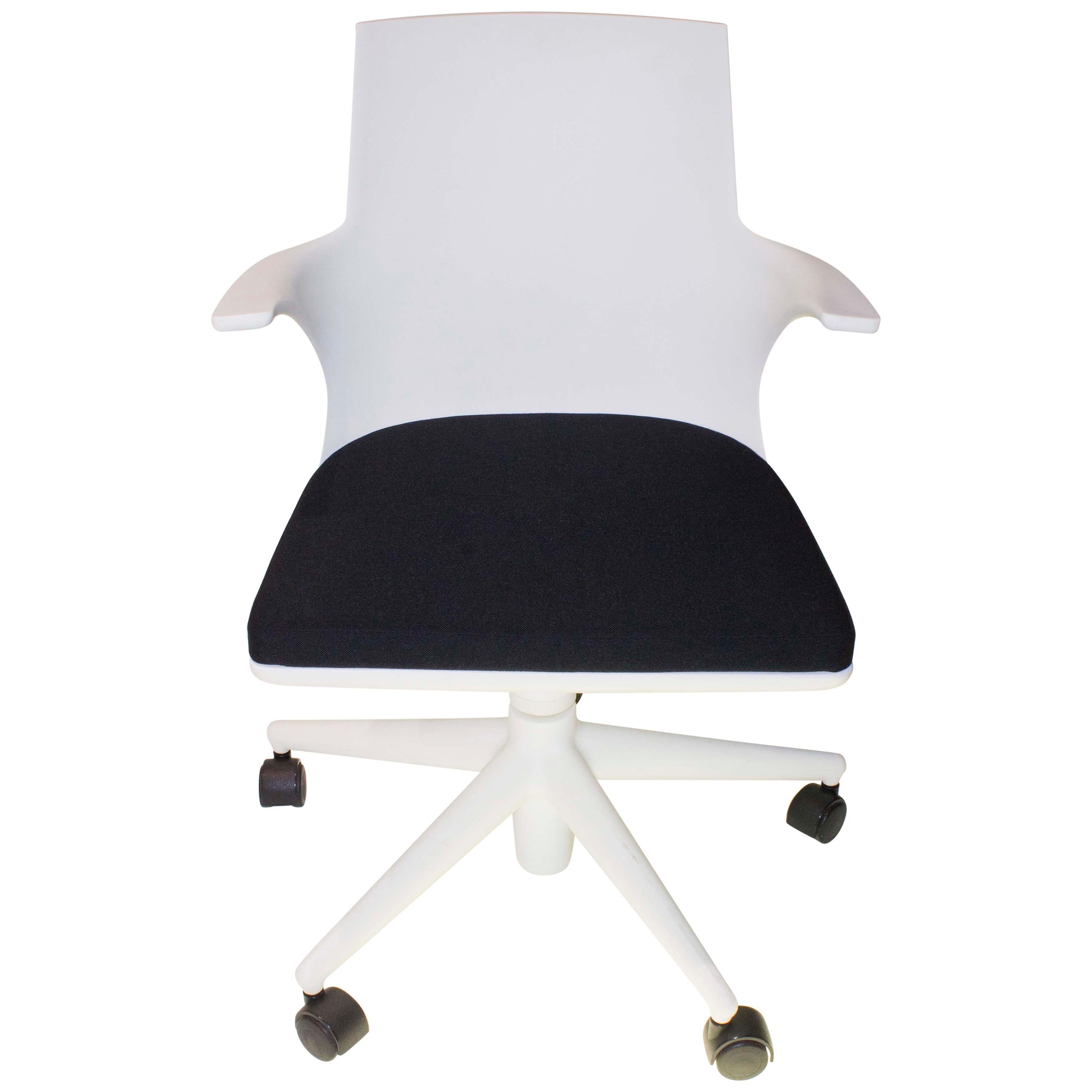Kartell Spoon Chair in White & Black by Antonio Citterio & Toan Nguyen For Sale