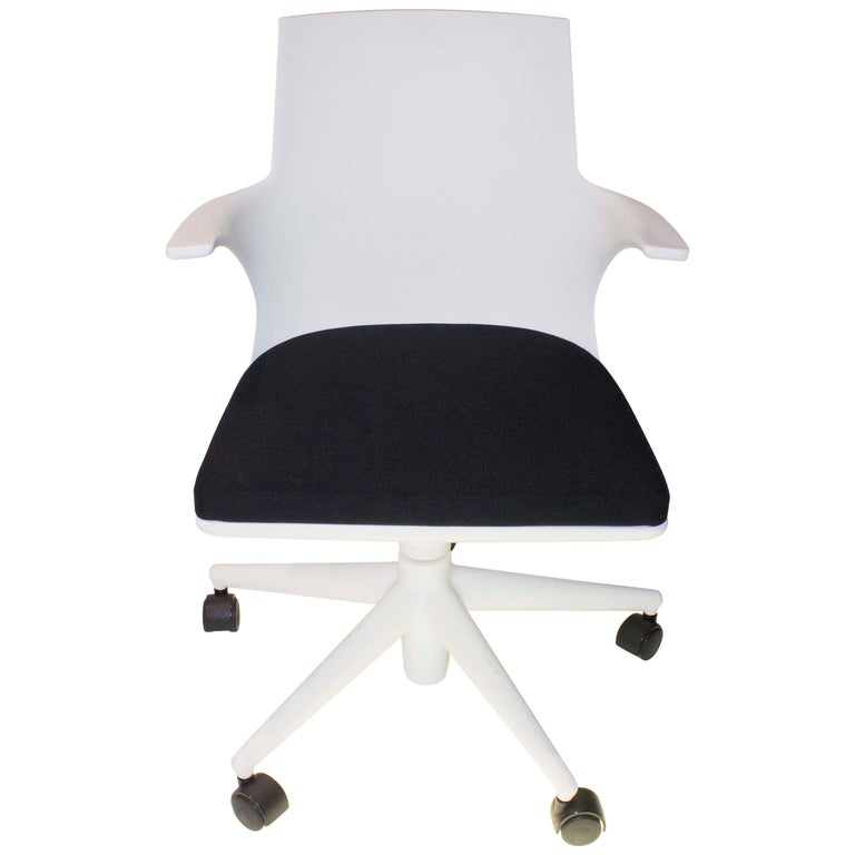 Kartell Spoon Chair in White and Black by Antonio Citterio and Toan Nguyen  For Sale at 1stDibs | spoon kartell, joe colombo nguyen