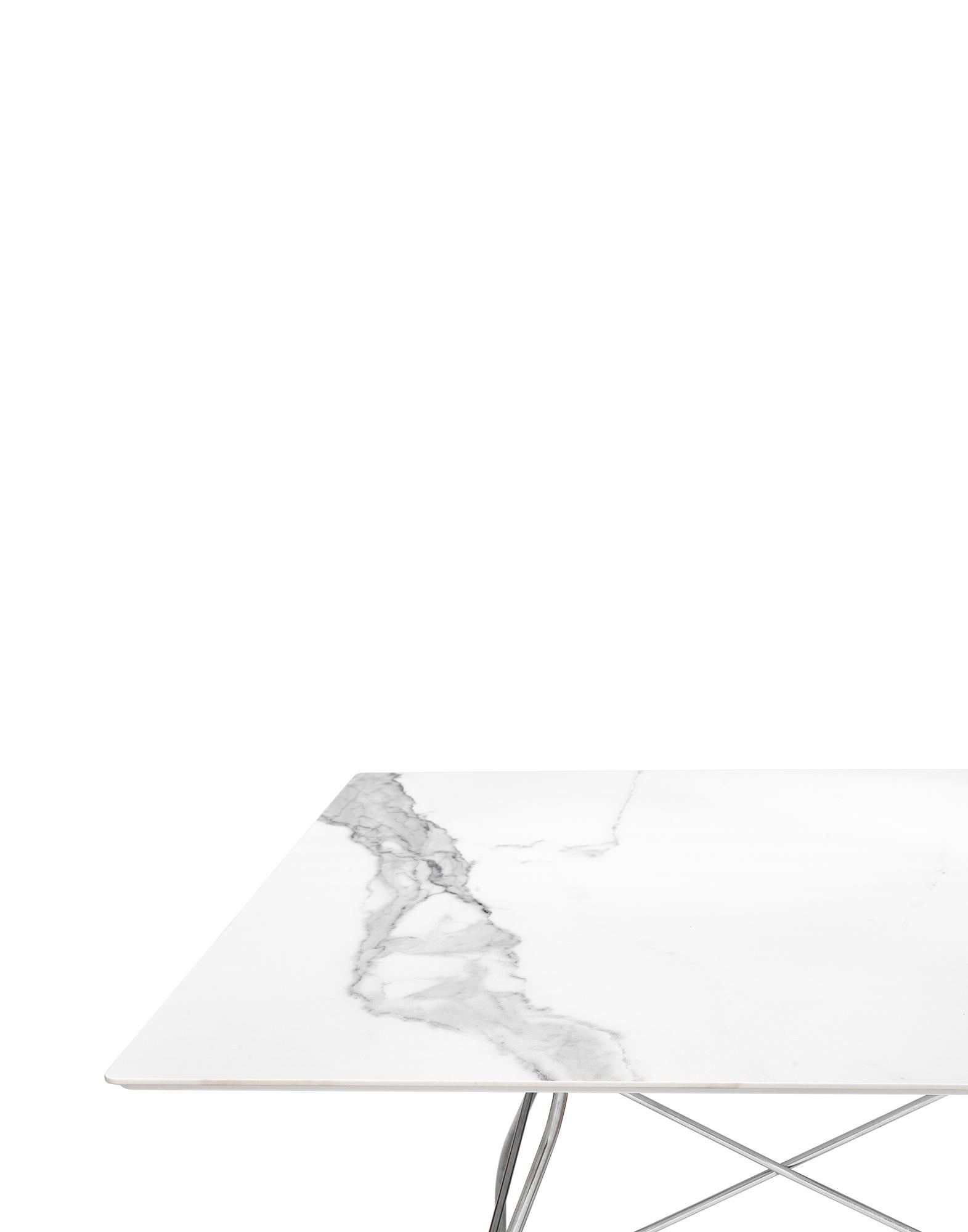Die Tischlinie TopTop zeichnet sich durch das Bein aus, das entweder ein rundes oder quadratisches transparentes Profil mit facettenreicher Oberfläche und Metallkern sein kann.
 