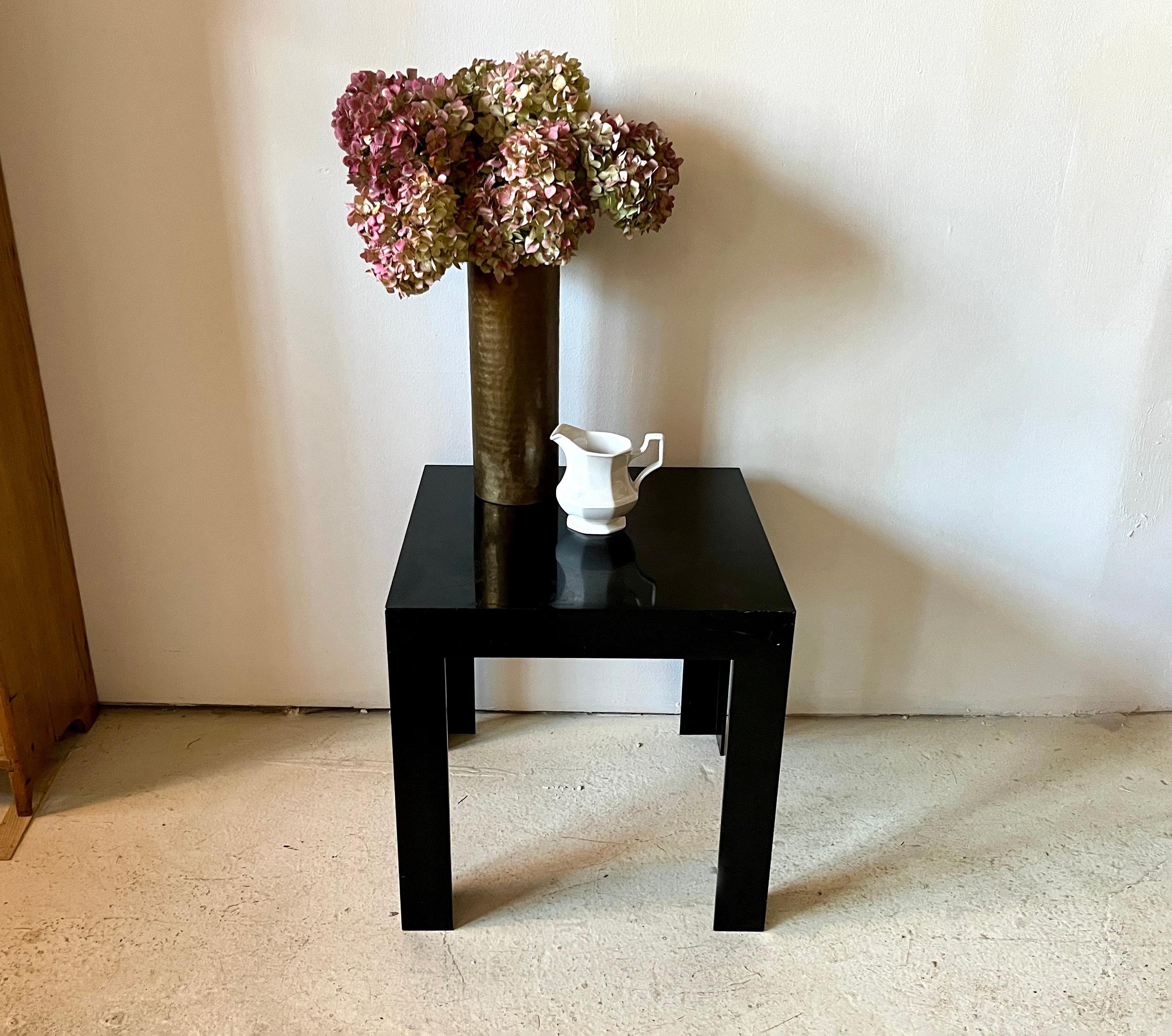 Postmoderner quadratischer Acryltisch im Kartell-Stil aus massivem Schwarz mit dickwandigen  Konstruktion. Aus einem einzigen Stück gefertigt; die Beine lassen sich nicht abnehmen. Keine eingeprägten Herstellerzeichen, nur ein völlig verblasster