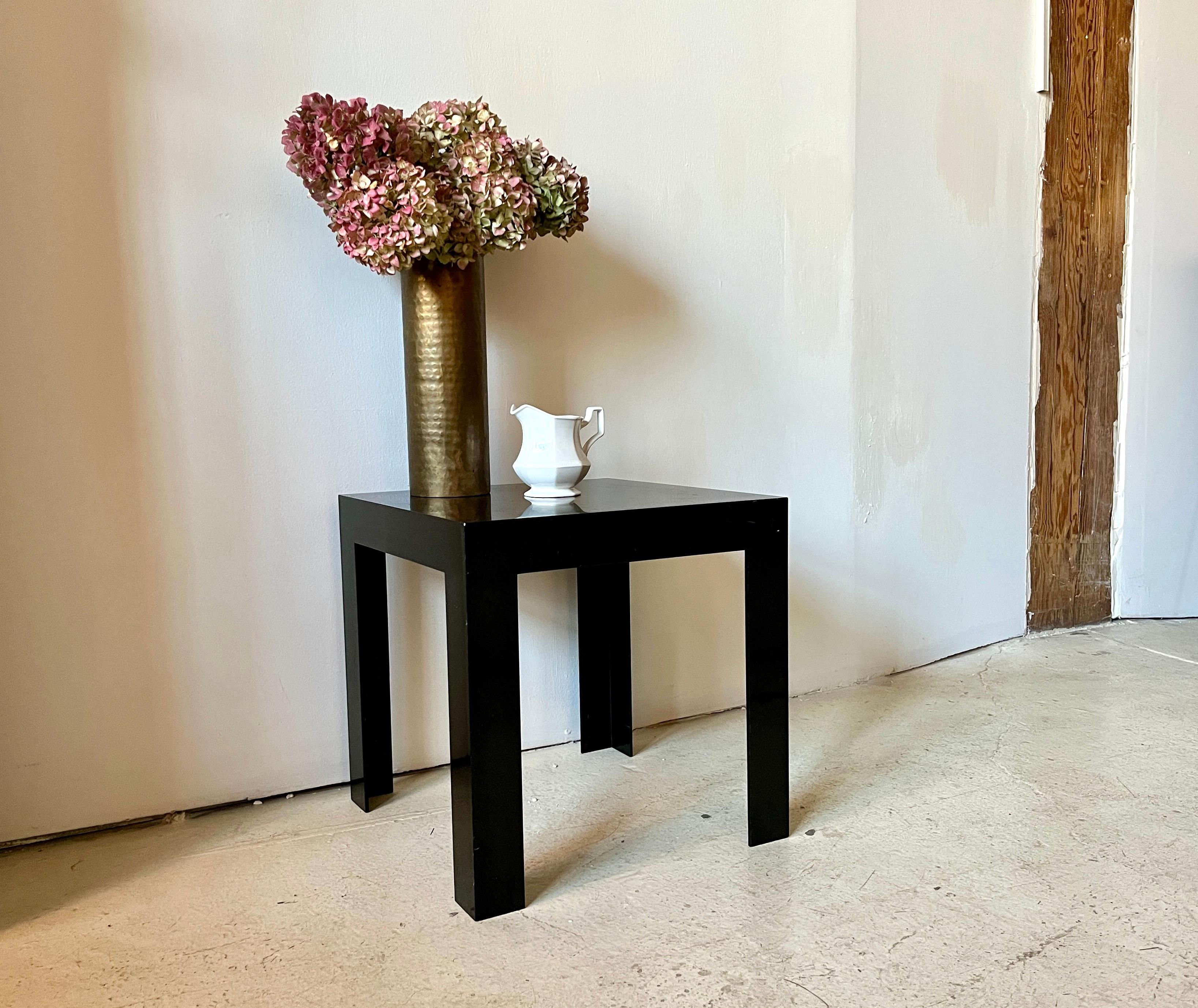 Kartell-Stil Schwarz Acryl Parsons Stil Beistelltisch, quadratisch, Vintage (Postmoderne) im Angebot