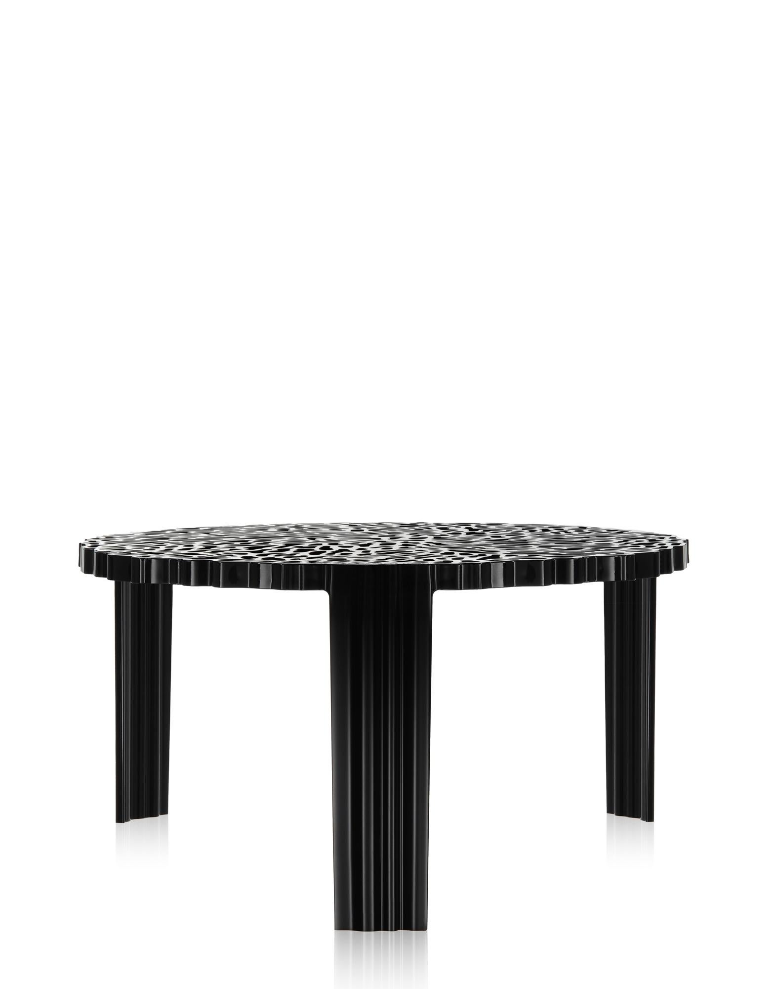 Une gamme de tables en trois hauteurs. La surface du plateau de la table T alterne le plein et l'espace pour créer un effet élégant et précieux qui rappelle la broderie.

Il existe en 3 hauteurs différentes.