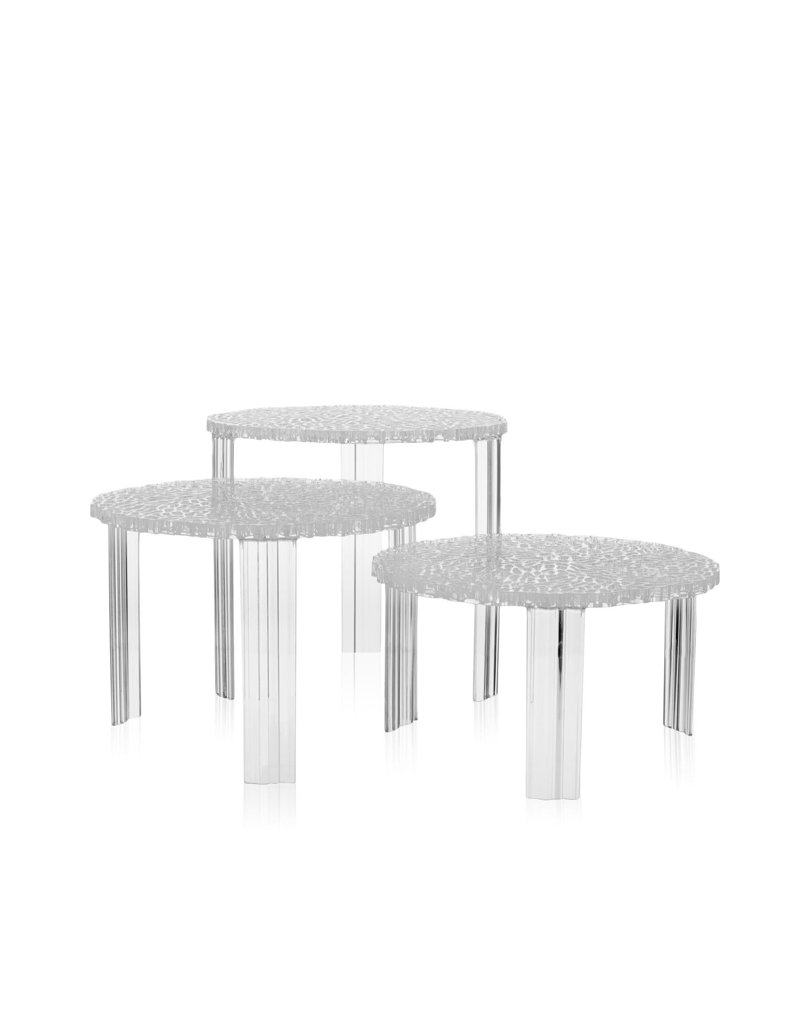 Une gamme de tables en trois hauteurs. La surface du plateau de la table T alterne le plein et l'espace pour créer un effet élégant et précieux qui rappelle la broderie.

Il existe en 3 hauteurs différentes.