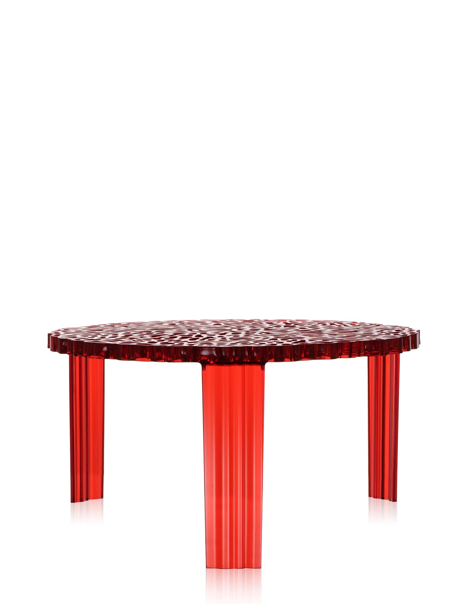 Eine Reihe von Tischen in drei Höhen. Auf der Oberfläche der T-Tischplatte wechseln sich Fülle und Weite ab, um einen eleganten und kostbaren Effekt zu erzielen, der an eine Stickerei erinnert.

Er ist in 3 verschiedenen Höhen erhältlich.
