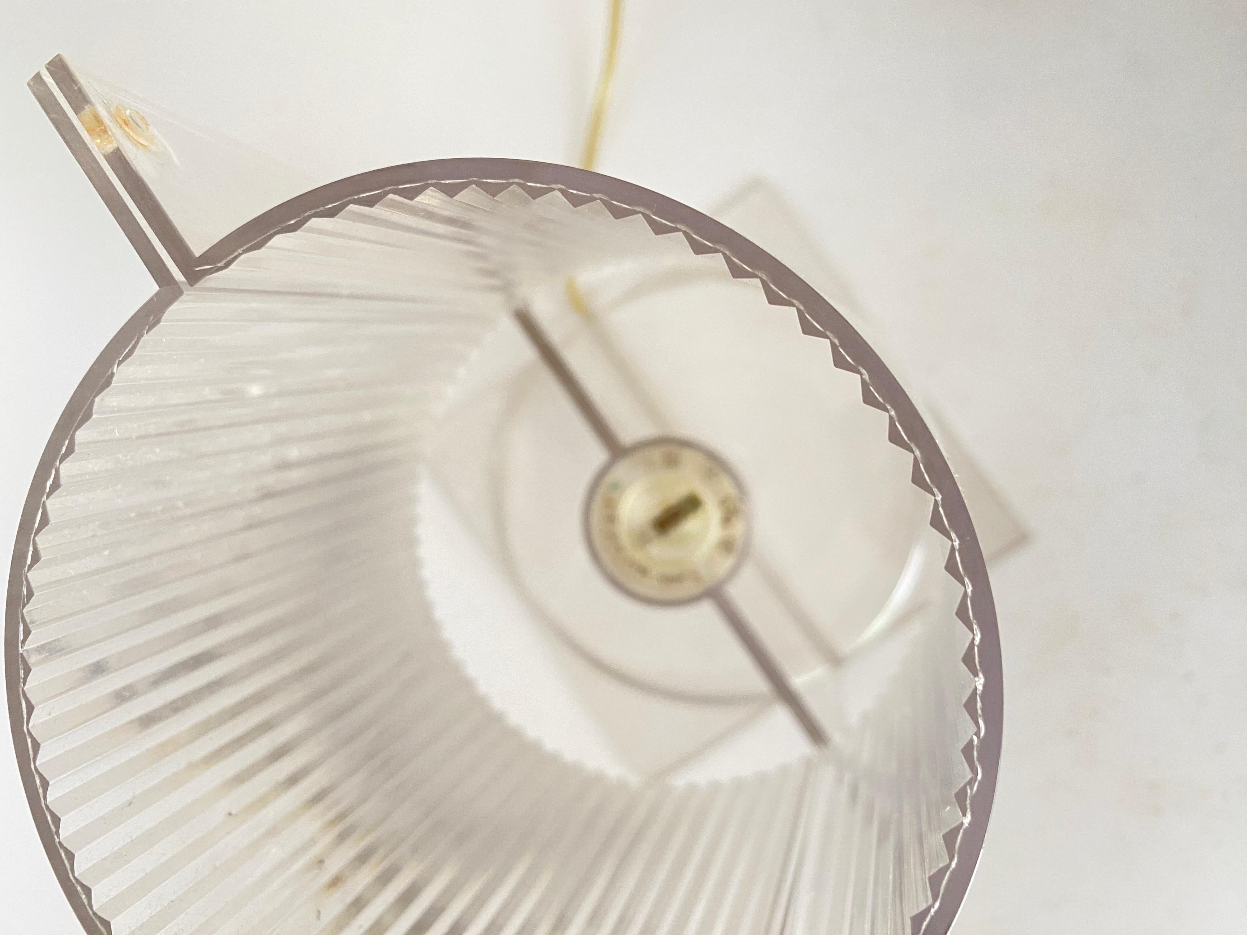 L'icône classique de la lampe de chevet est revisitée par la technologie de Kartell pour devenir un produit industriel dans une variété de nuances de couleurs. La forme de Take résulte de l'assemblage de deux parties spéculaires : deux feuilles