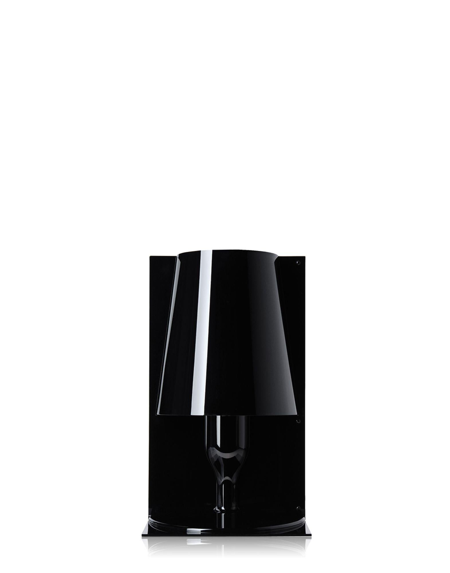 L'icône classique de la lampe de chevet est revisitée par la technologie de Kartell pour devenir un produit industriel dans une variété de nuances de couleurs. La forme de Take est le résultat de la réunion de deux parties spéculaires : deux
