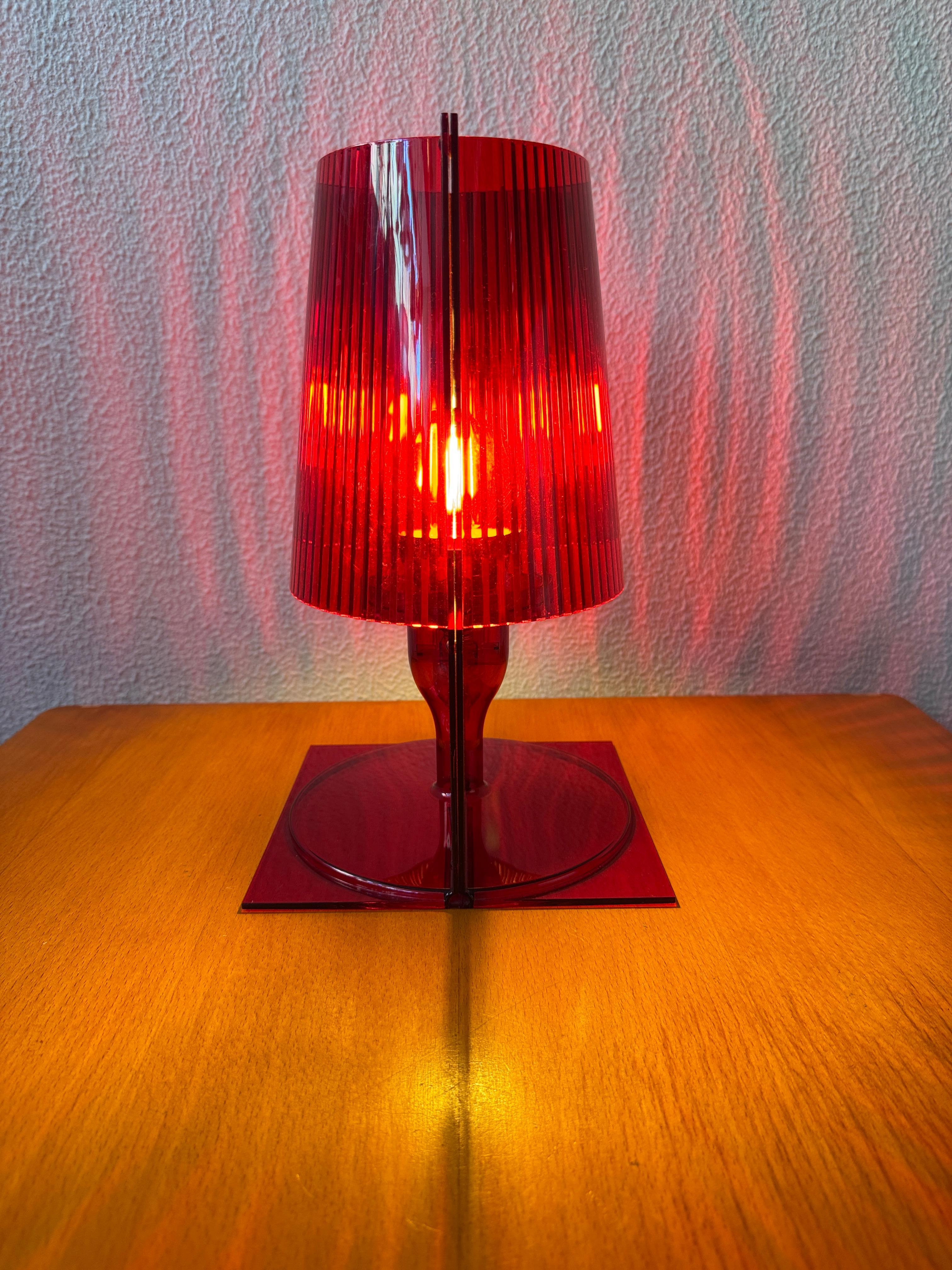 XXI secolo e contemporaneo Kartell Lampada da tavolo Ferruccio Laviani Rosso Policarbonato Trasparente 2003 in vendita