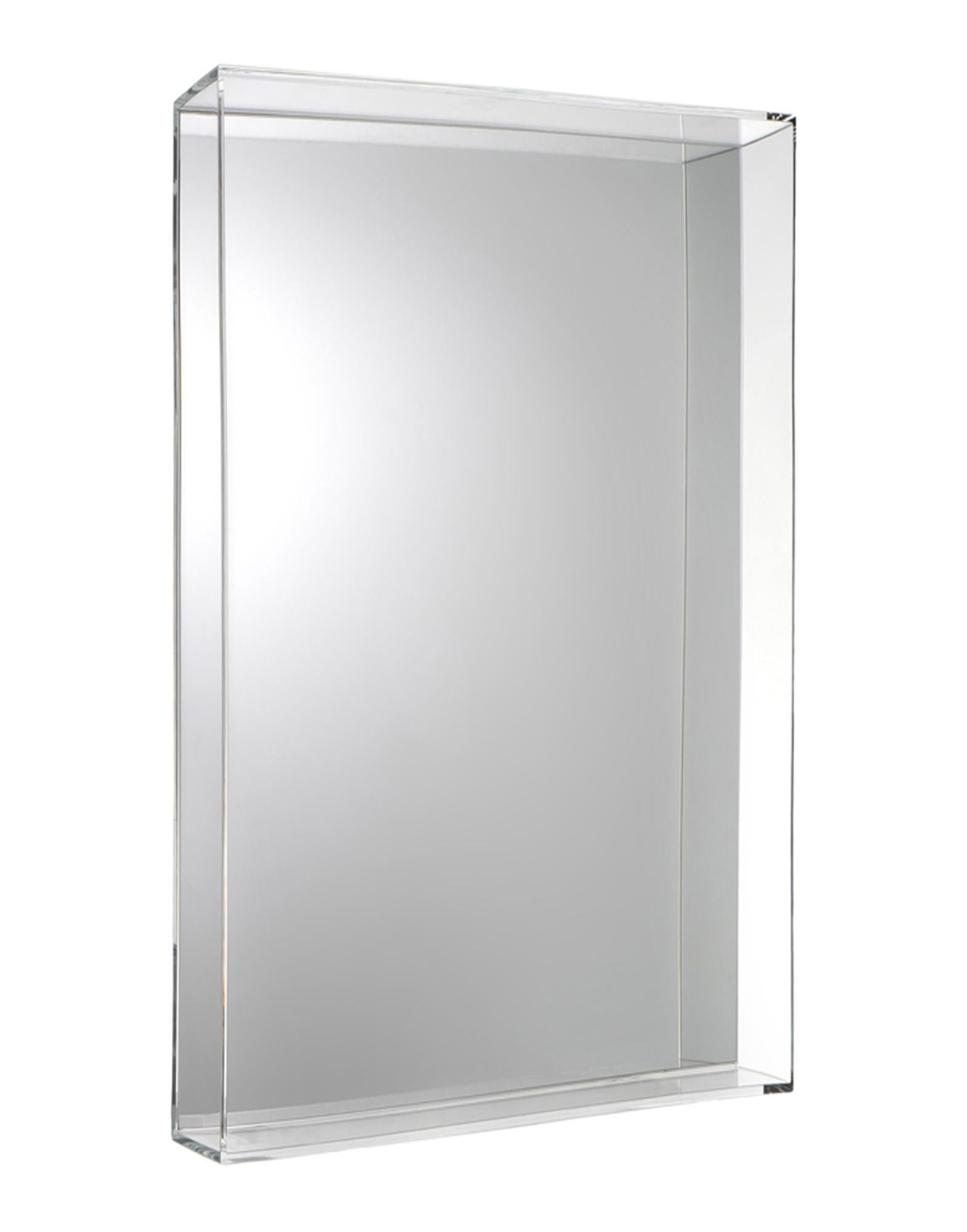 Only Me is a mirror with a slender frame in a variety of colours. Only Me is available in square and rectangular versions that can be hung in either direction.
   