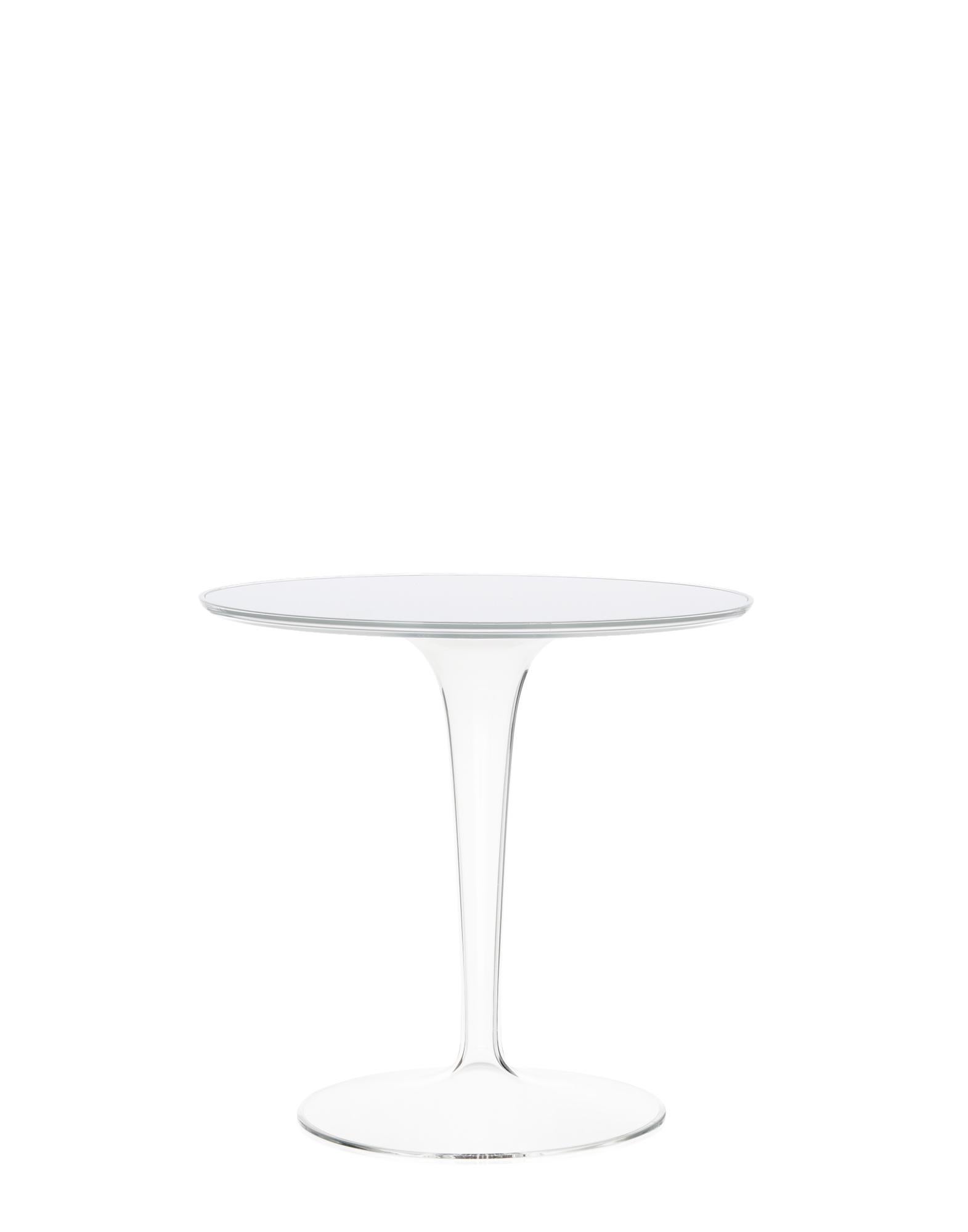 The mono-color Tip Top side-table dresses up in white for a bright and impactful look. The solid colour Tip Top side table with a round top is the ideal place to put all sorts of items in easy reach. Flexible and light, it ¬ts into any corner of the