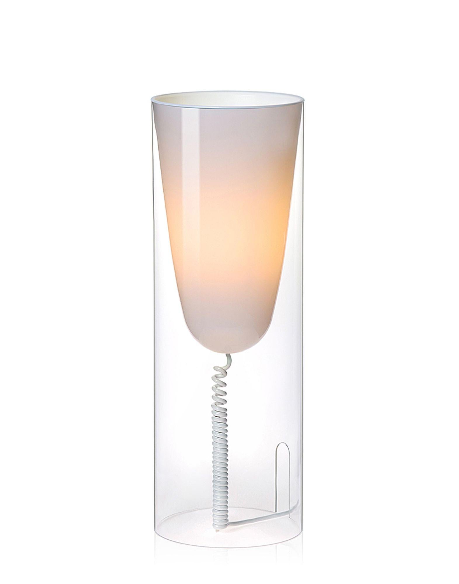 It was conceived from the idea of using a PMMA extruded tube, which creates a surprising smoked effect thanks to an innovative coloring technology. With simple and modern lines, Toobe diffuses a soft and warm light. It comes equipped with an