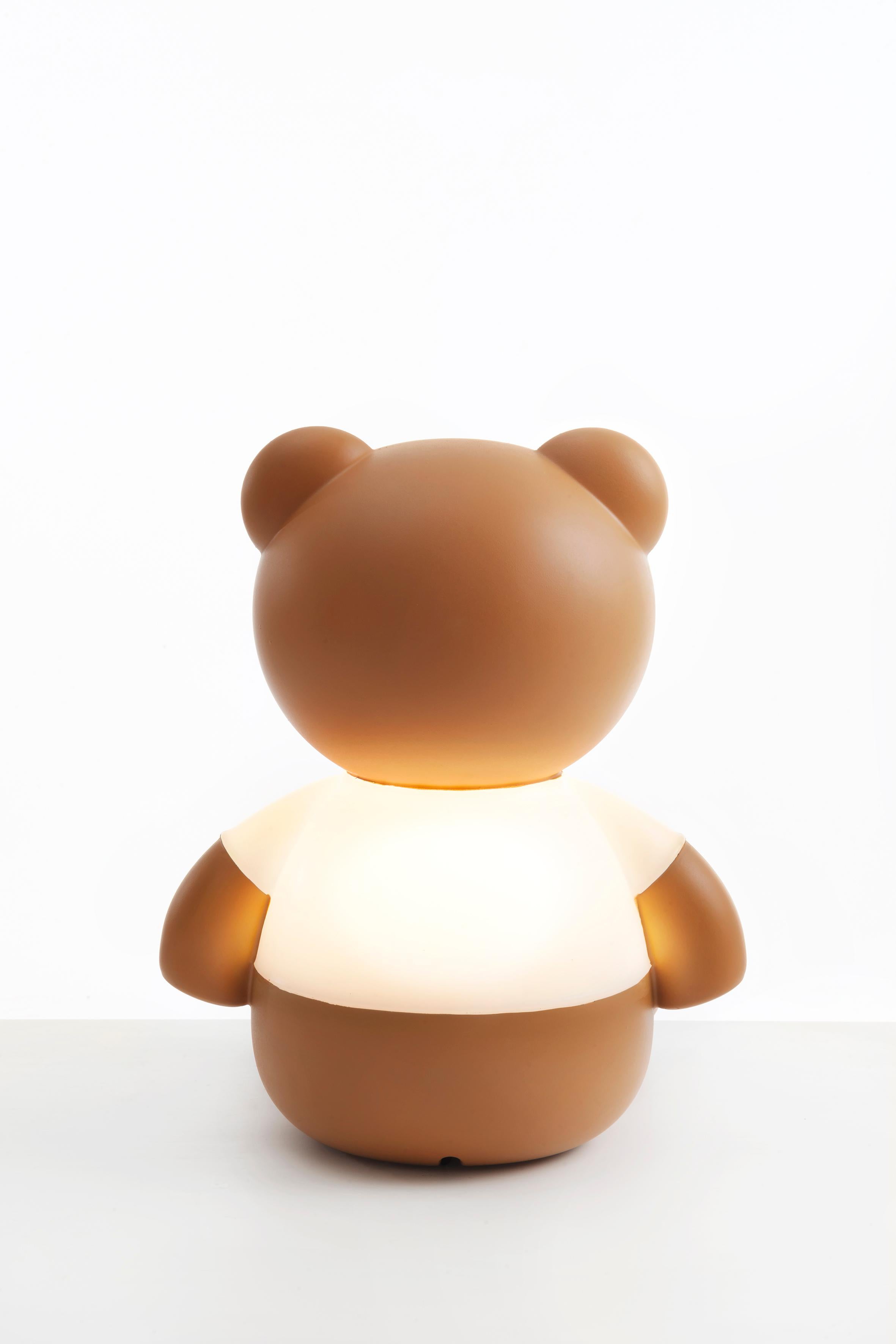 L'ours iconique de Moschino, relancé par le designer, devient une lampe de table pour Kartell qui interprète le style ludique, irrévérencieux et coloré que les deux marques ont en commun.