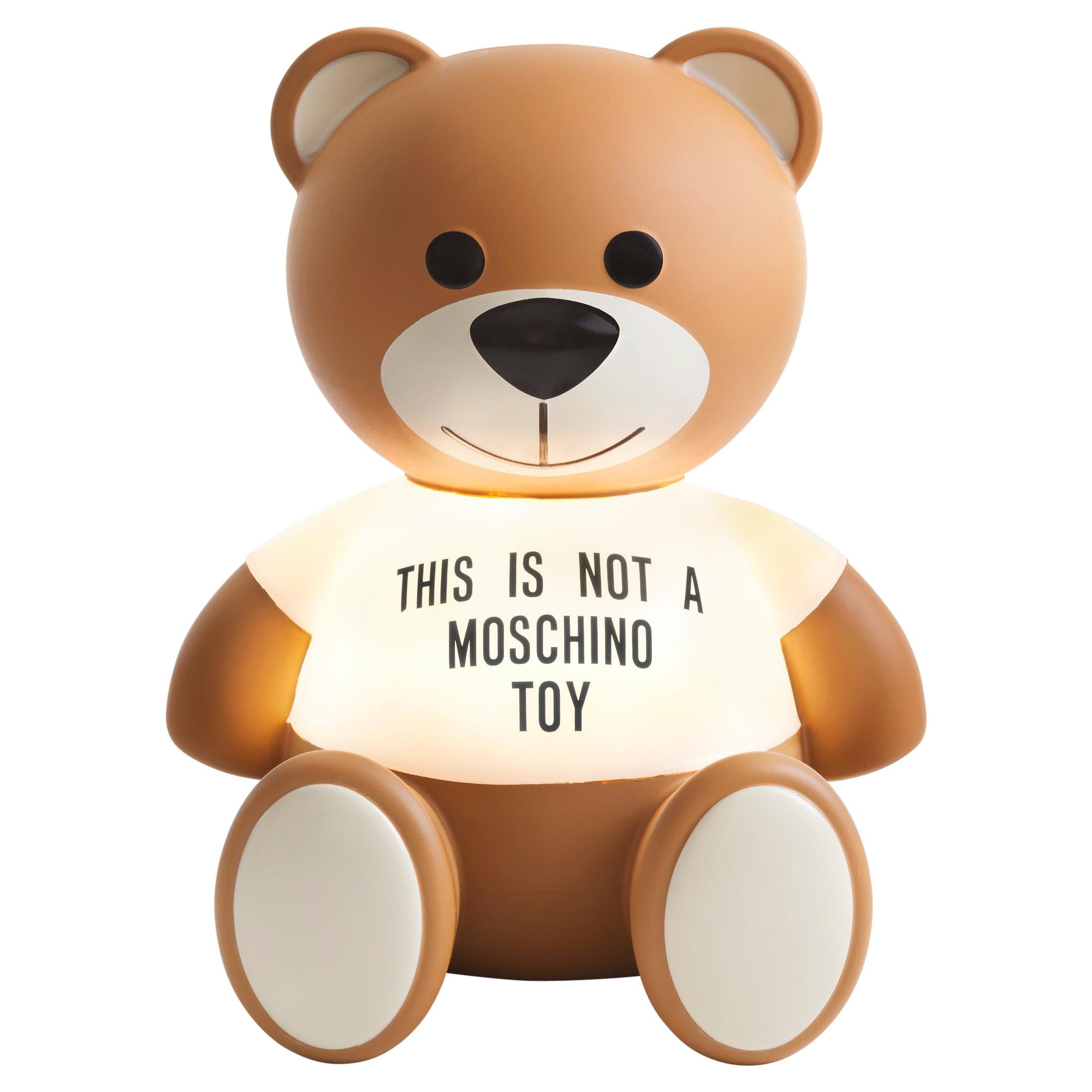 L'ours iconique de Moschino, relancé par le designer, devient pour Kartell une lampe de table qui interprète le style ludique, irrévérencieux et coloré que les deux marques ont en commun.