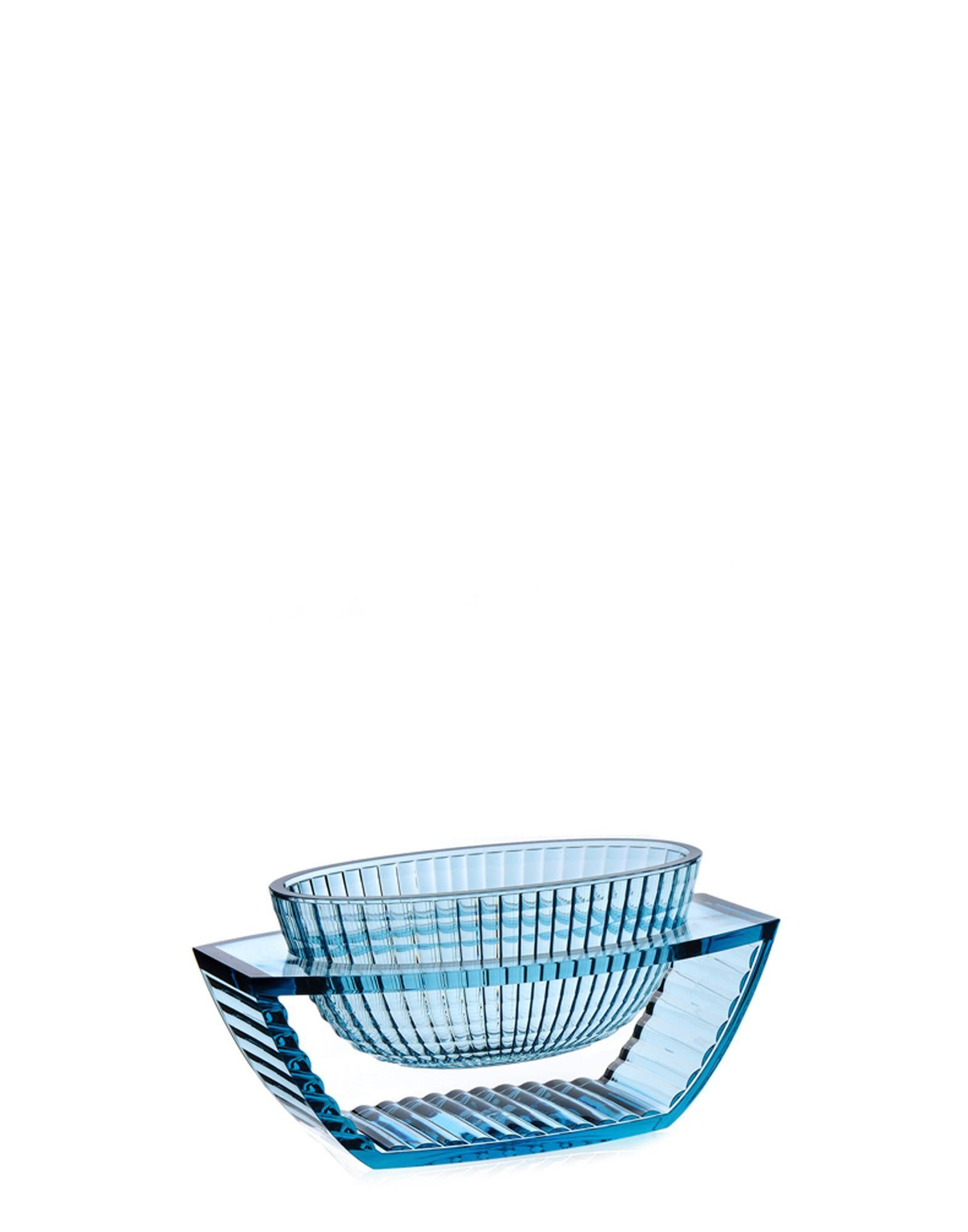 Eugeni Quitllet conçoit une précieuse collection de vases décoratifs en PMMA transparent. La ligne se compose d'un vase et d'un centre de table, qui se distinguent par leur géométrie élégante et leur inspiration art déco. La particularité de ces