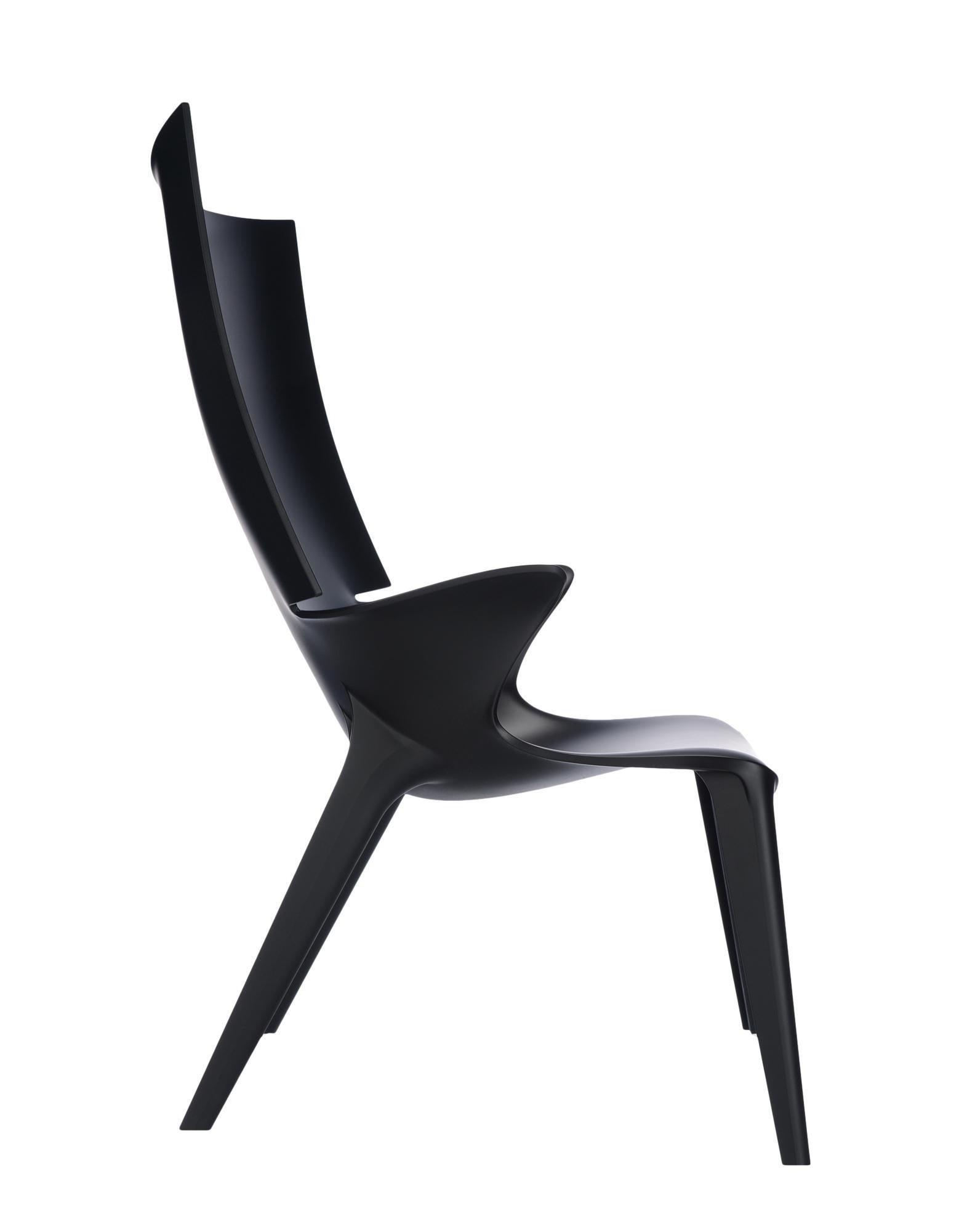 La collection Uncle conçue par Philippe Starck ajoute le fauteuil Uncle Jim. Le fauteuil fait écho aux lignes et à la sinuosité de l'Oncle Jack et se prête à un large éventail de besoins d'ameublement.

Fabriqué en : Polycarbonate. Utilisation en