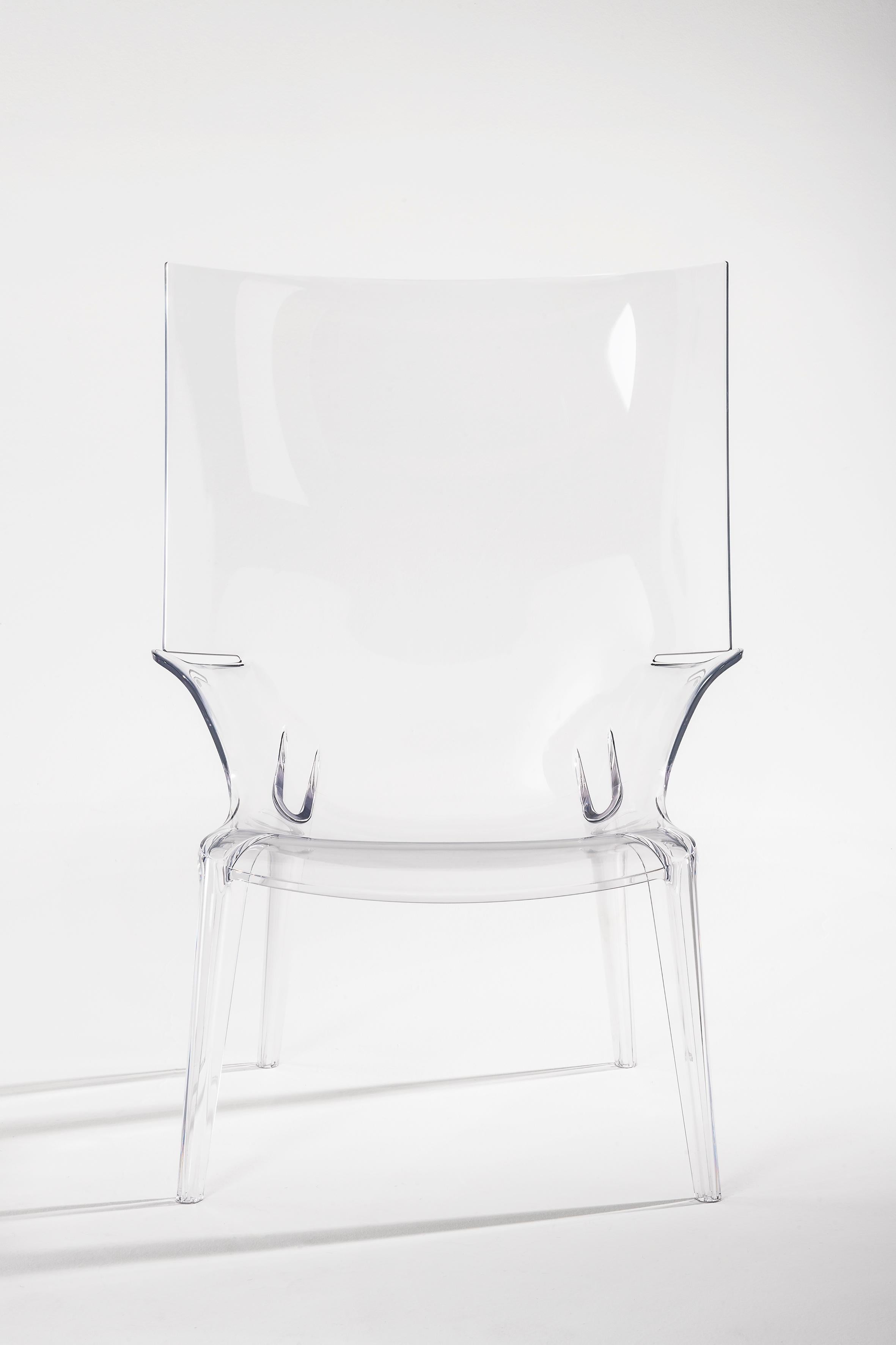 La collection Uncle conçue par Philippe Starck ajoute le fauteuil Uncle Jim. Le fauteuil fait écho aux lignes et à la sinuosité de l'Oncle Jack et se prête à un large éventail de besoins d'ameublement.

Fabriqué en : Polycarbonate. Utilisation en