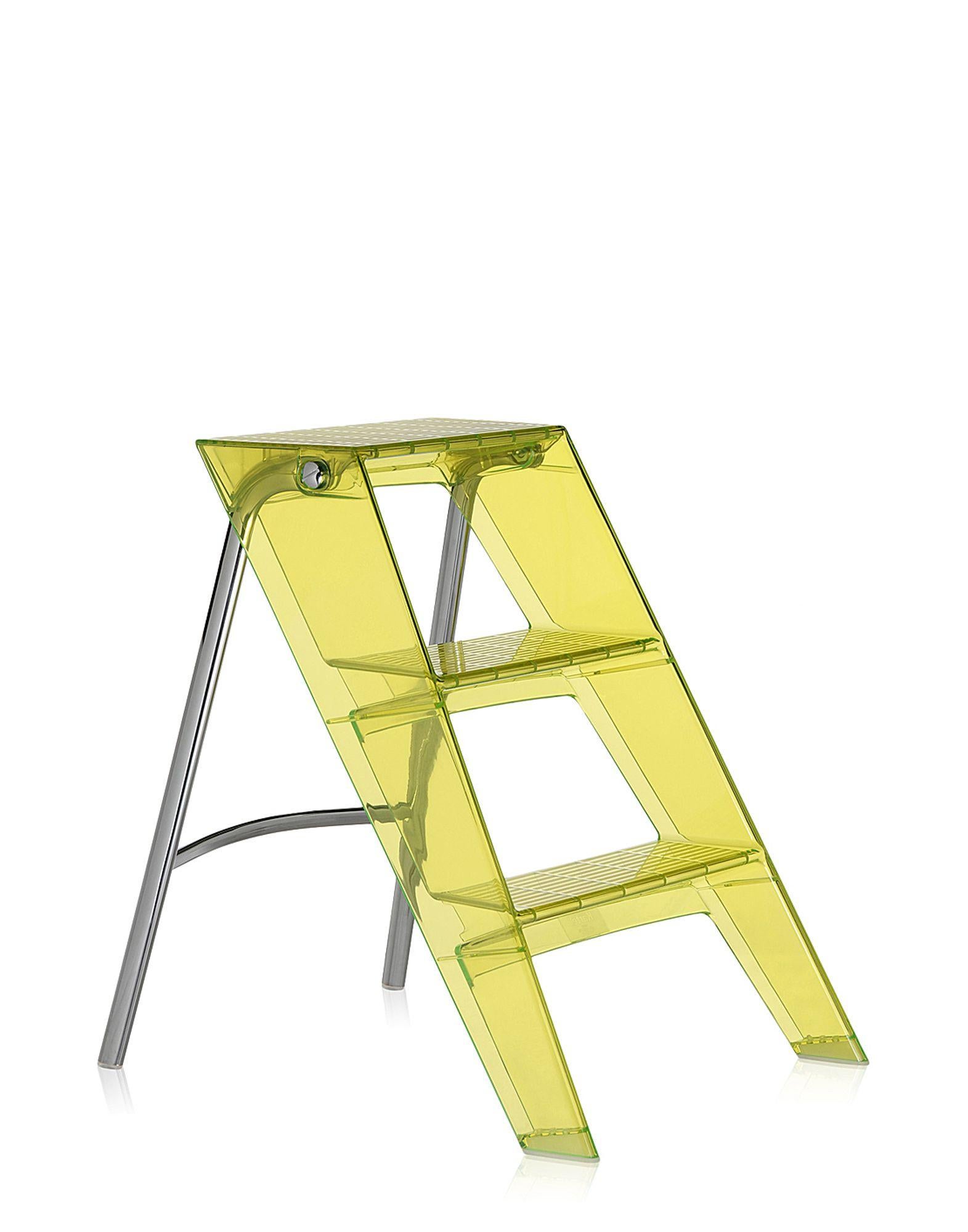 This stepladder has a strong personality and great functionality. It is also a successful marriage of form and function. Its pragmatism is made possible by the technology employed by Kartell and has permitted the shaping of polycarbonate, giving it