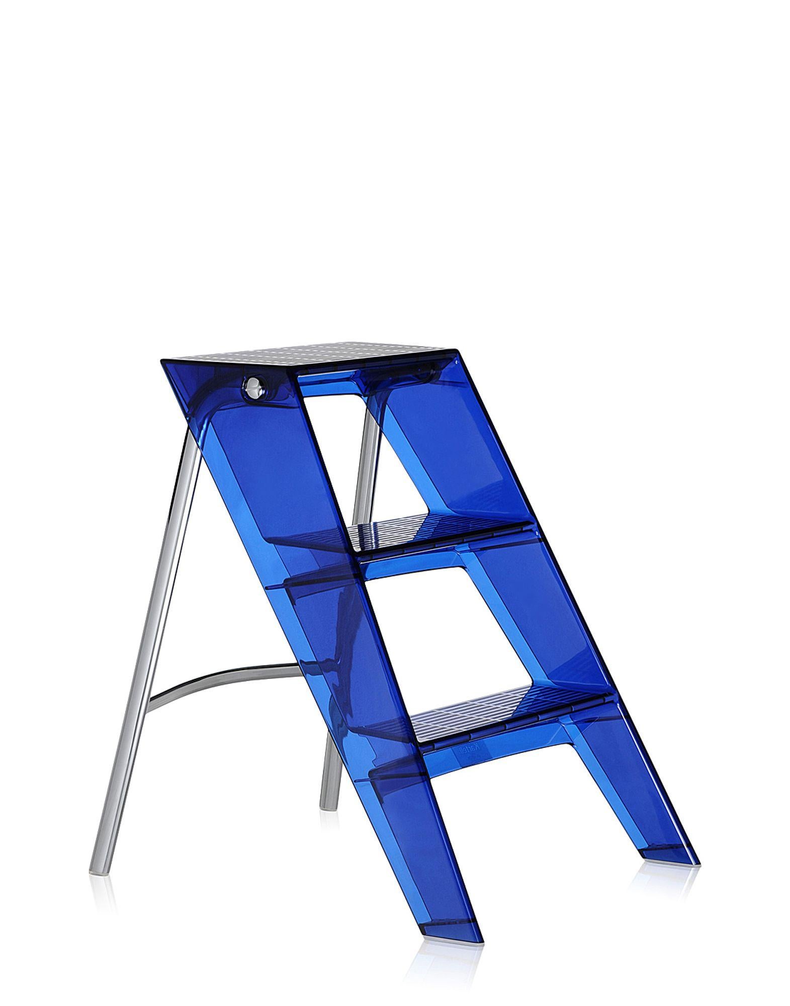 This stepladder has a strong personality and great functionality. It is also a successful marriage of form and function. Its pragmatism is made possible by the technology employed by Kartell and has permitted the shaping of polycarbonate, giving it