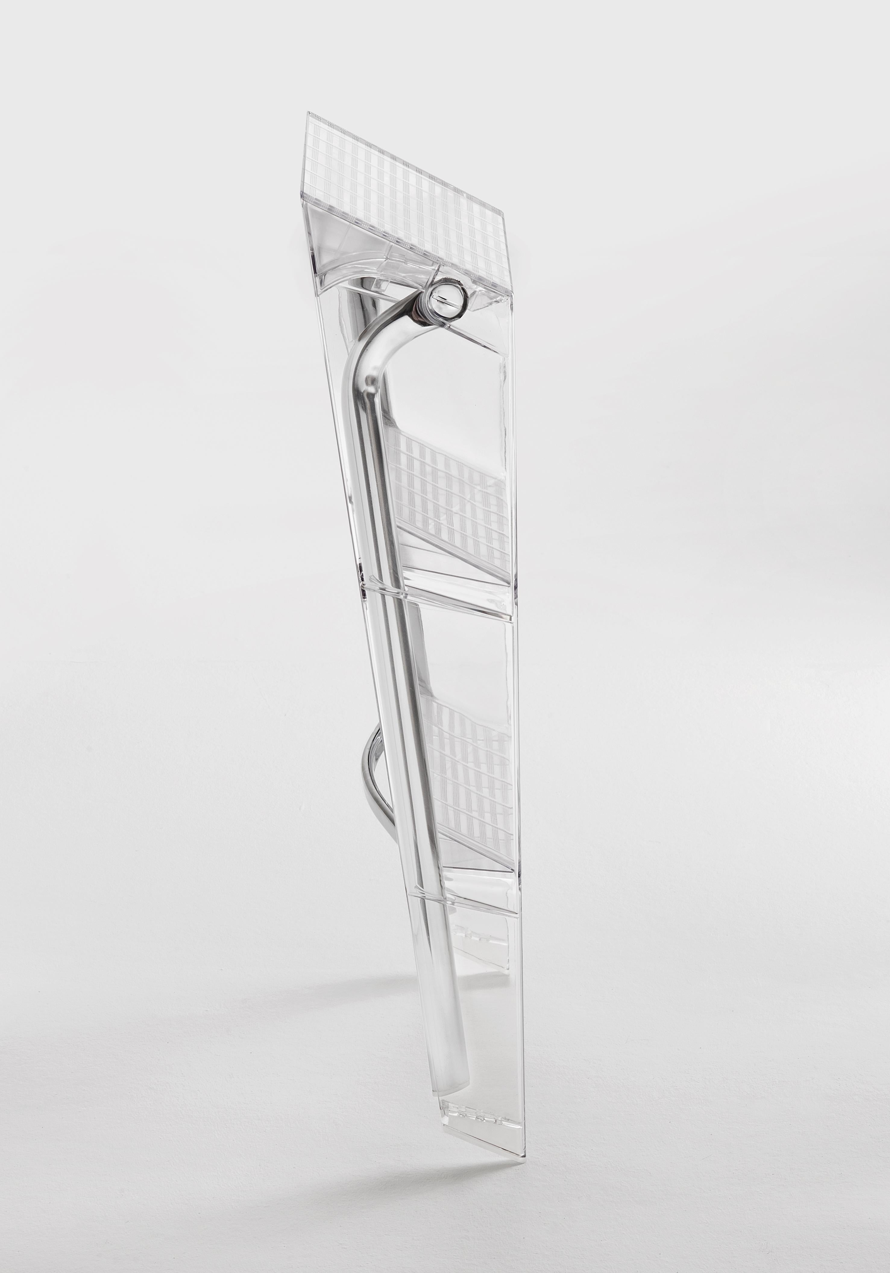This stepladder has a strong personality and great functionality. It is also a successful marriage of form and function. Its pragmatism is made possible by the technology employed by Kartell and has permitted the shaping of polycarbonate, giving it