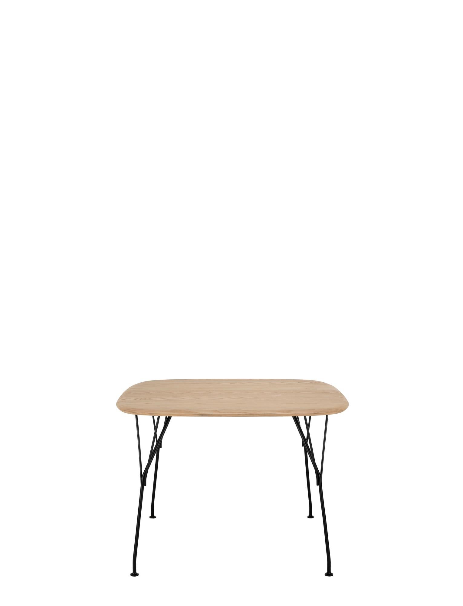 Viscount of wood tables are the latest addition. These naturally composed tables complement the collection's choice of seats and create a sustainable living area in which wood plays a central role thanks to its lightweight properties. These large