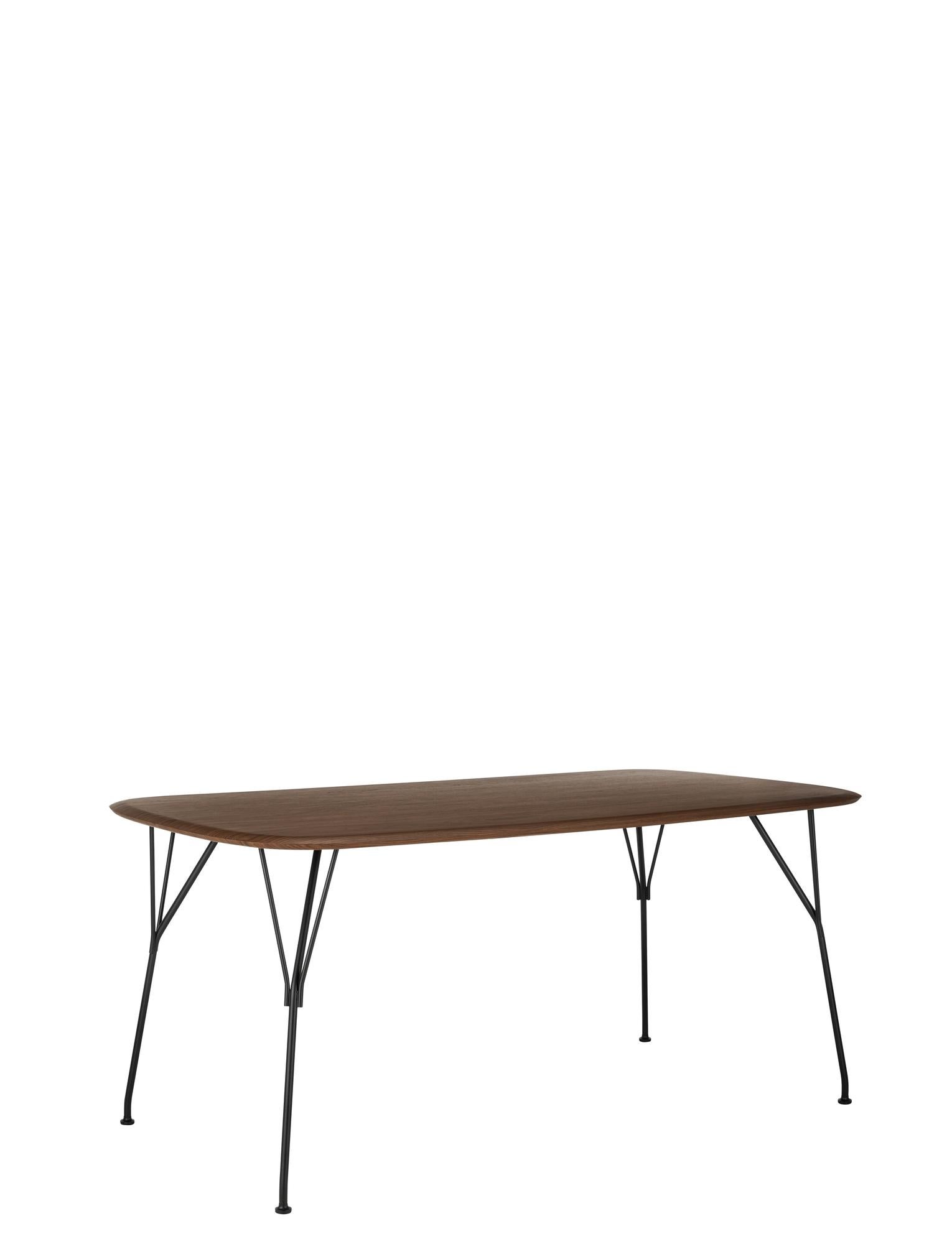 Viscount of wood tables are the latest addition. These naturally composed tables complement the collection's choice of seats and create a sustainable living area in which wood plays a central role thanks to its lightweight properties. These large